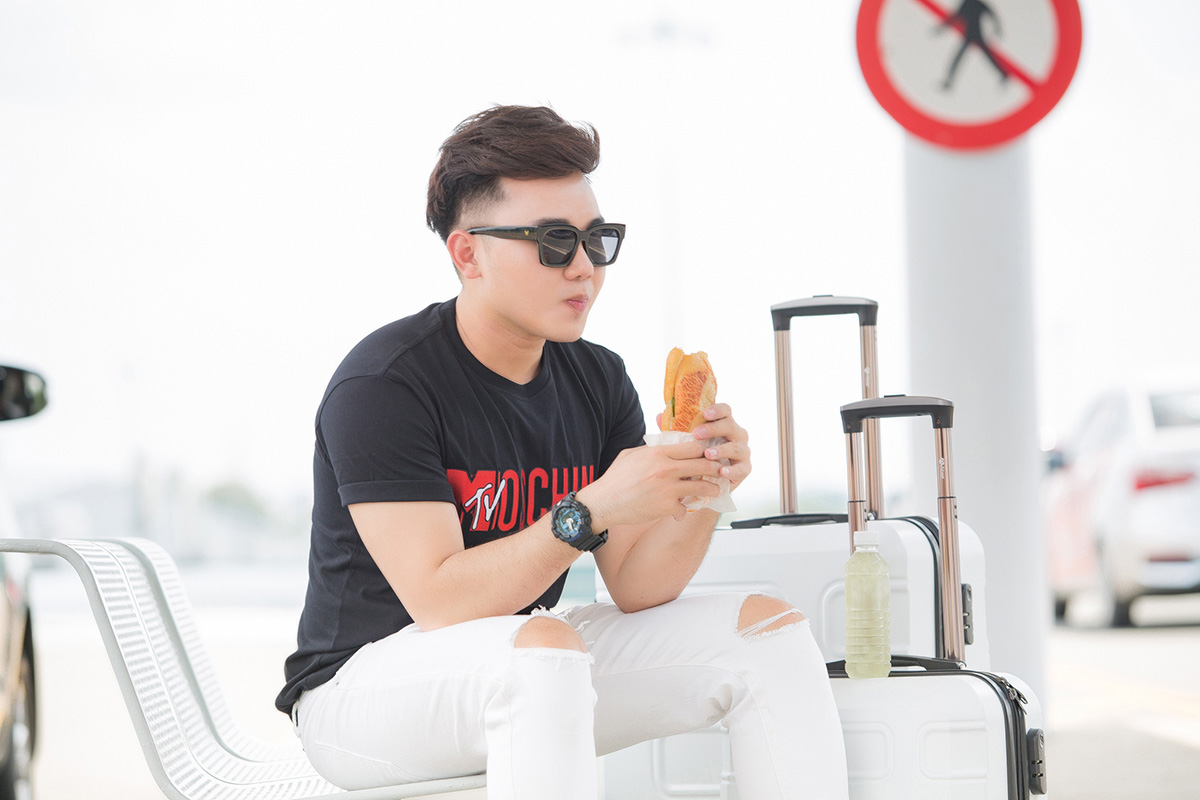 Lo lắng trễ chuyến công tác, Tiko Tiến Công bần thần chờ đợi 8 tiếng đồng hồ ở sân bay
