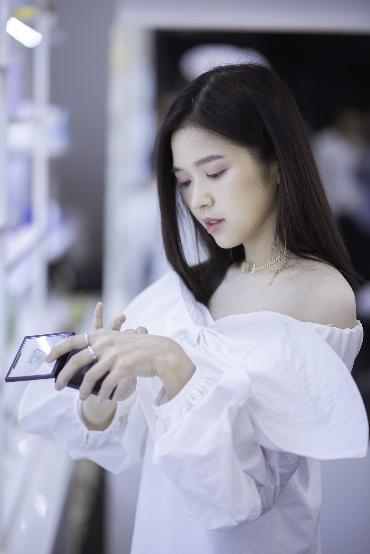 Suni Hạ Linh chia sẻ bí quyết làm đẹp khi tham quan thiên đường mỹ phẩm và nước hoa S.A.M