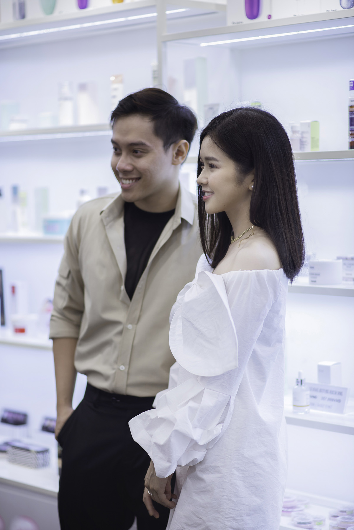 Suni Hạ Linh chia sẻ bí quyết làm đẹp khi tham quan thiên đường mỹ phẩm và nước hoa S.A.M