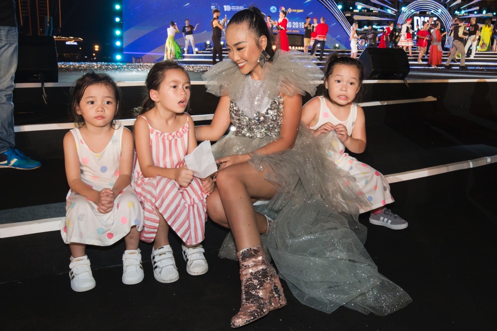 Đoan Trang lộng lẫy với trang phục của Hà Nhật Tiến khuấy động Lễ hội pháo hoa Quốc Tế Đà Nẵng