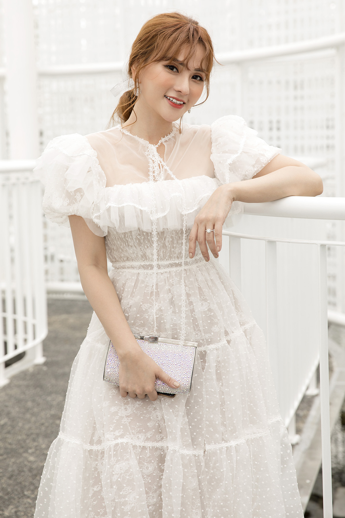 Vợ chồng Thu Thủy - Kin Nguyễn ngọt ngào đi xem show thời trang