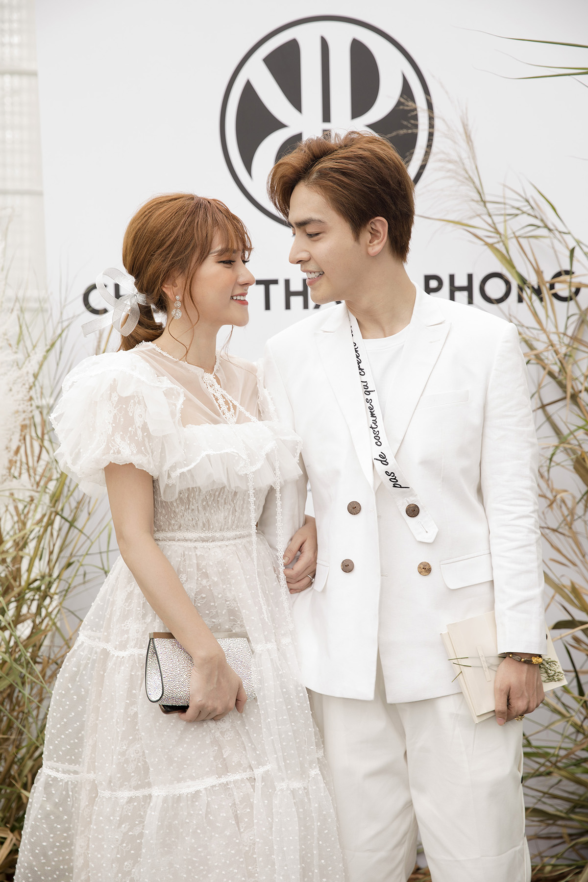 Vợ chồng Thu Thủy - Kin Nguyễn ngọt ngào đi xem show thời trang
