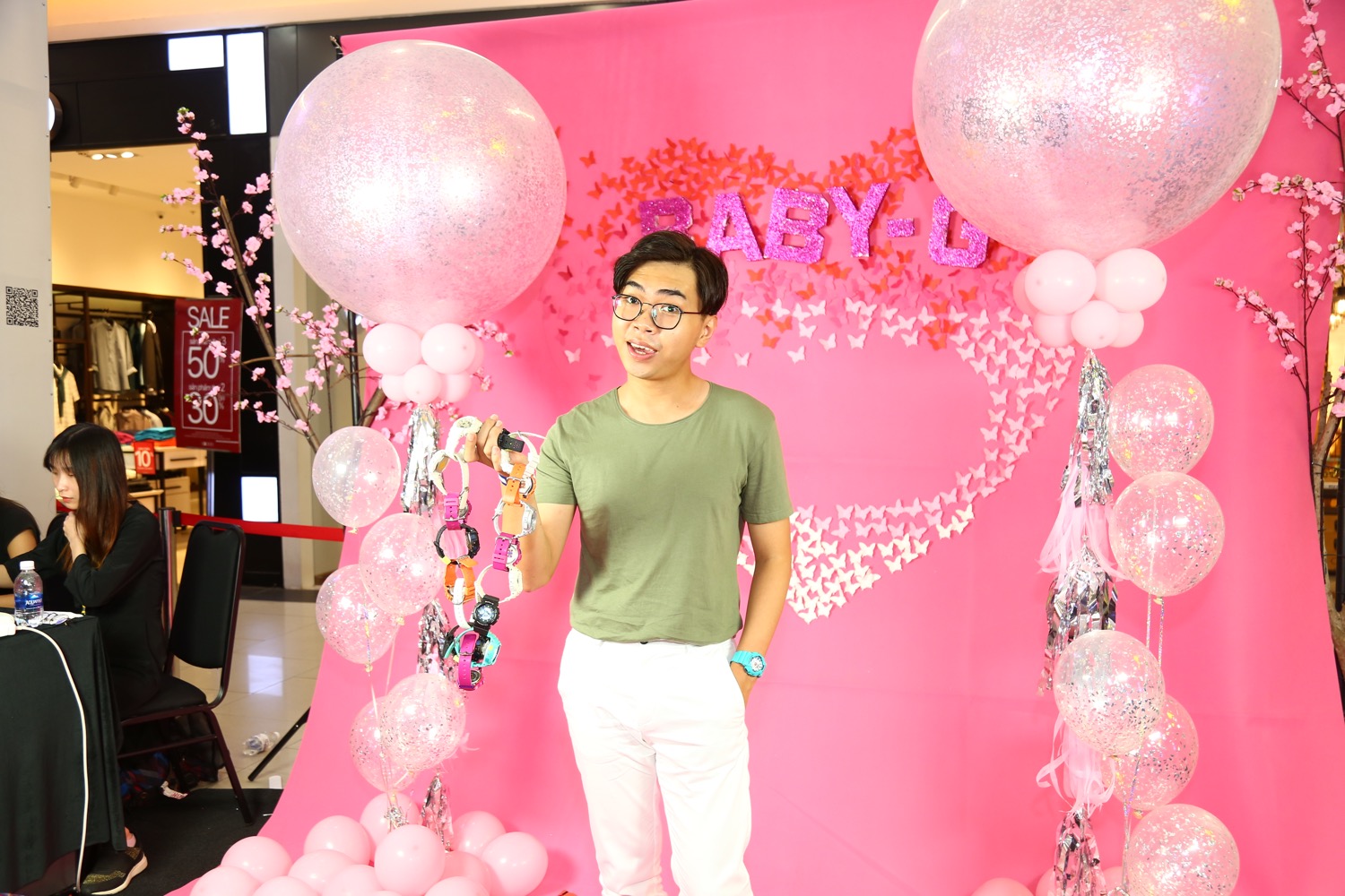 Đại sứ Baby-G Angela Phương Trinh cùng nhiều diễn viên, hot face nổi tiếng gây náo loạn trung tâm thương mại