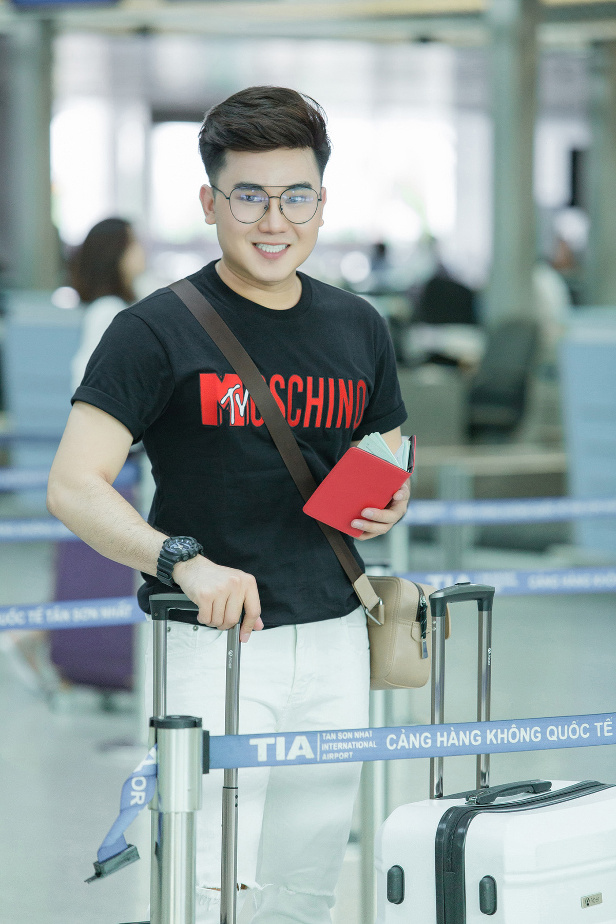 Lo lắng trễ chuyến công tác, Tiko Tiến Công bần thần chờ đợi 8 tiếng đồng hồ ở sân bay