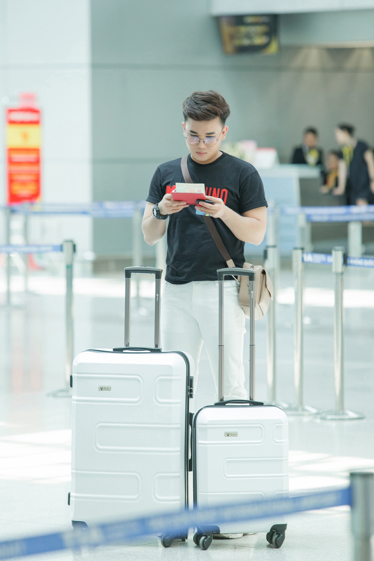 Lo lắng trễ chuyến công tác, Tiko Tiến Công bần thần chờ đợi 8 tiếng đồng hồ ở sân bay