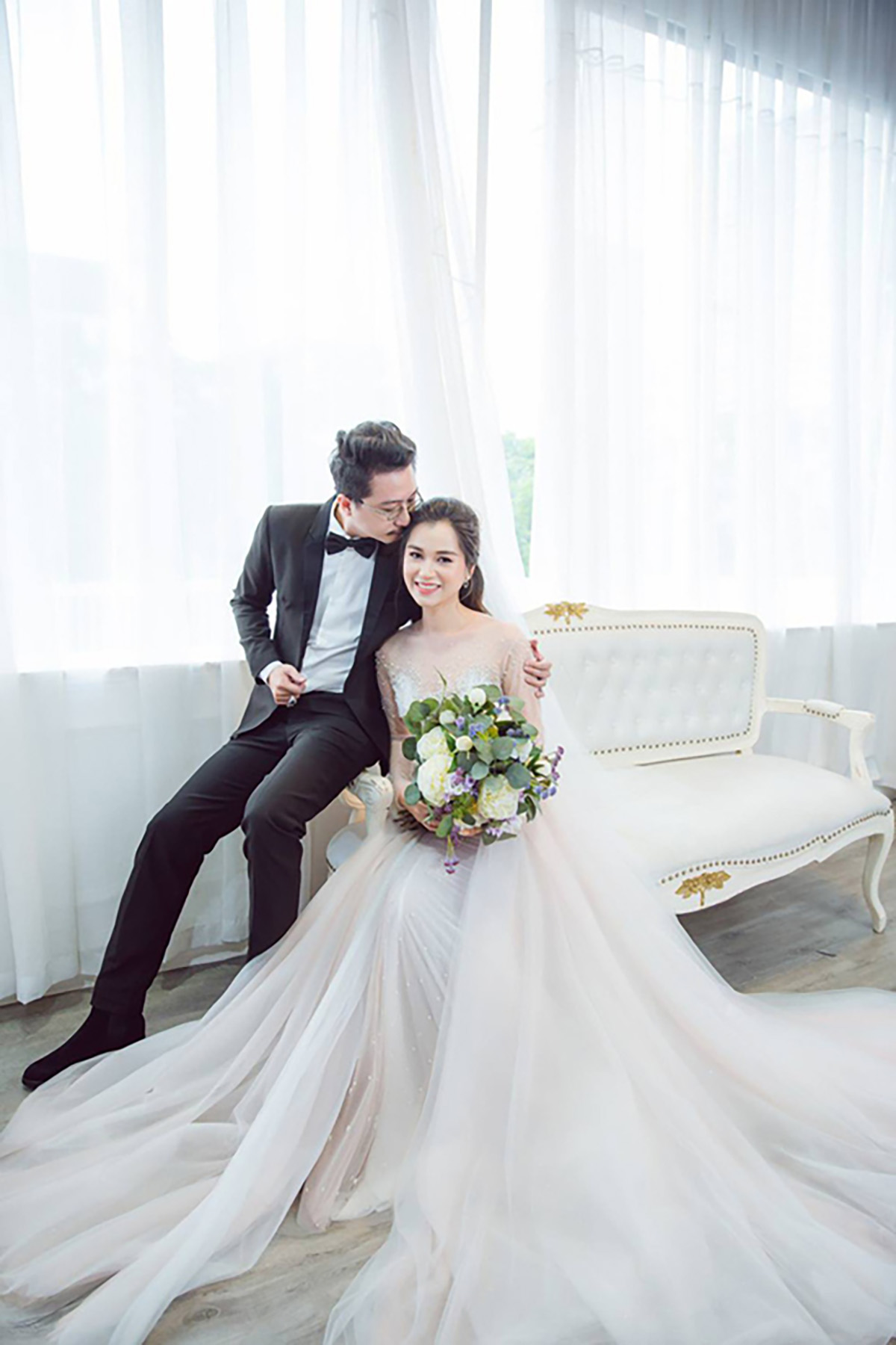 Lâm Vỹ Dạ - Hứa Minh Đạt hôn nhau ngọt ngào trước mặt 2 con trai nhân kỷ niệm 9 năm ngày cưới
