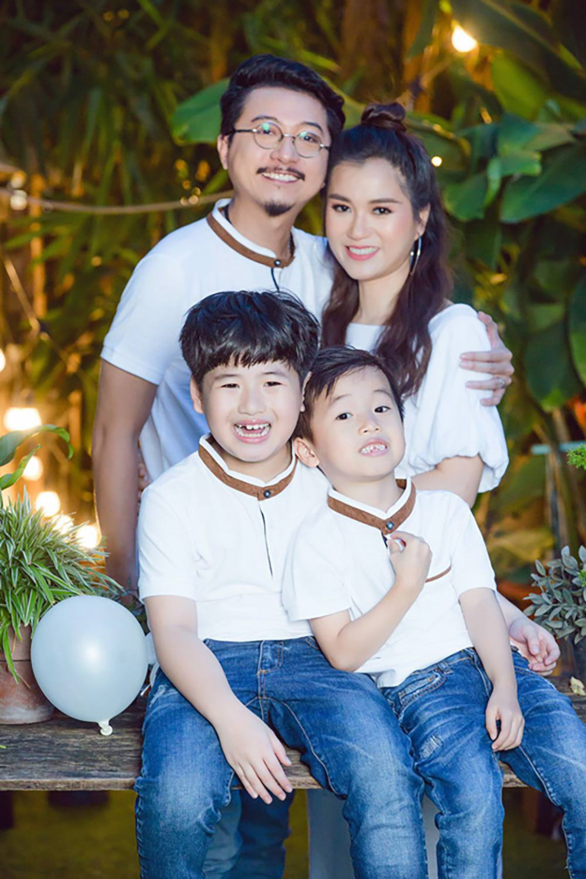 Lâm Vỹ Dạ - Hứa Minh Đạt hôn nhau ngọt ngào trước mặt 2 con trai nhân kỷ niệm 9 năm ngày cưới