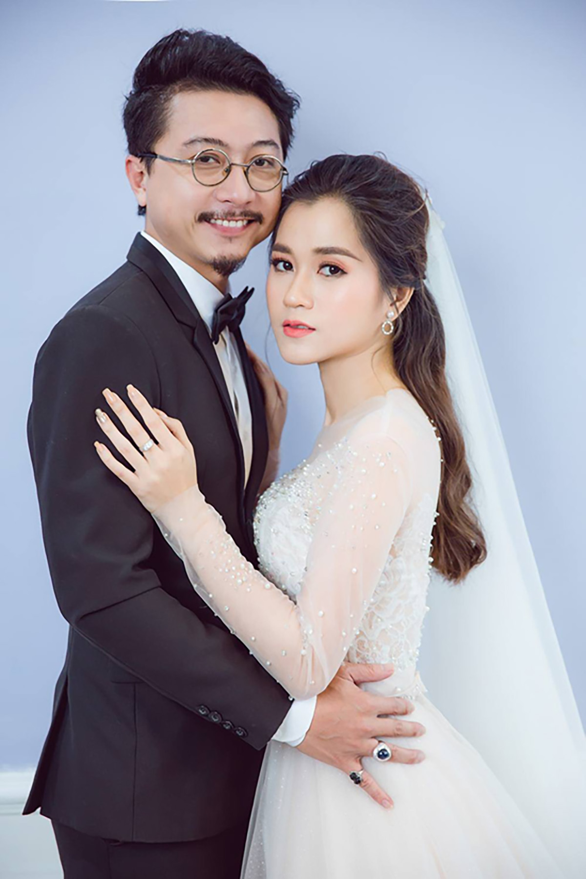 Lâm Vỹ Dạ - Hứa Minh Đạt hôn nhau ngọt ngào trước mặt 2 con trai nhân kỷ niệm 9 năm ngày cưới