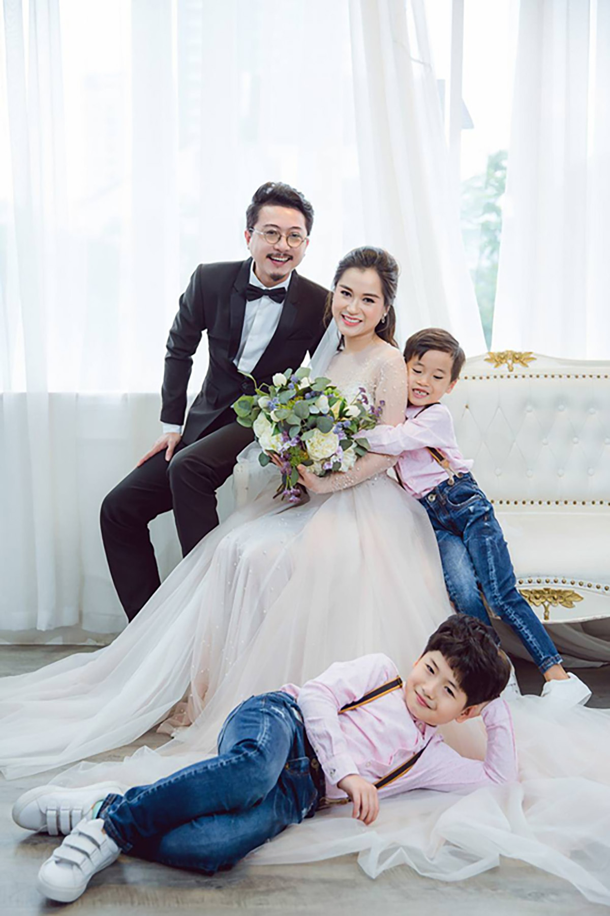 Lâm Vỹ Dạ - Hứa Minh Đạt hôn nhau ngọt ngào trước mặt 2 con trai nhân kỷ niệm 9 năm ngày cưới