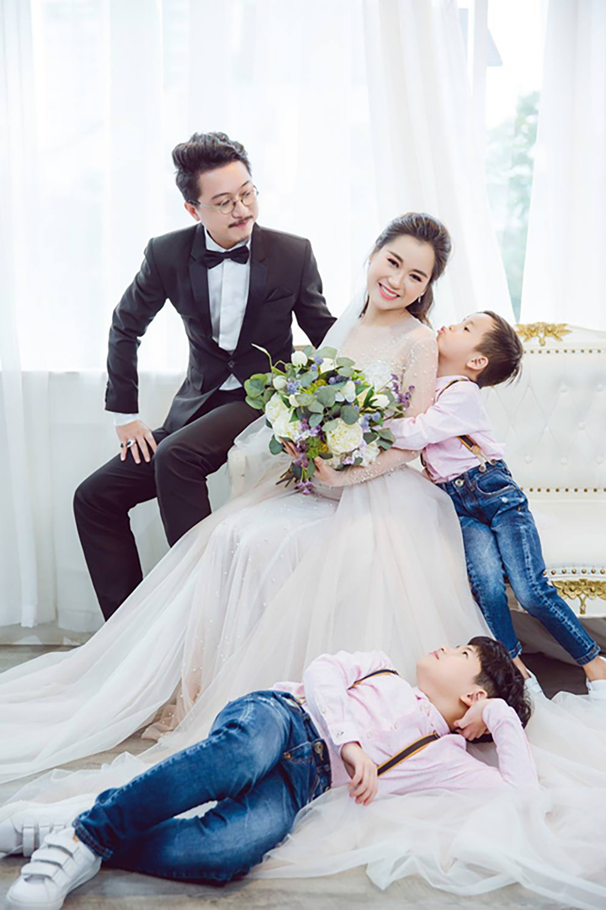 Lâm Vỹ Dạ - Hứa Minh Đạt hôn nhau ngọt ngào trước mặt 2 con trai nhân kỷ niệm 9 năm ngày cưới
