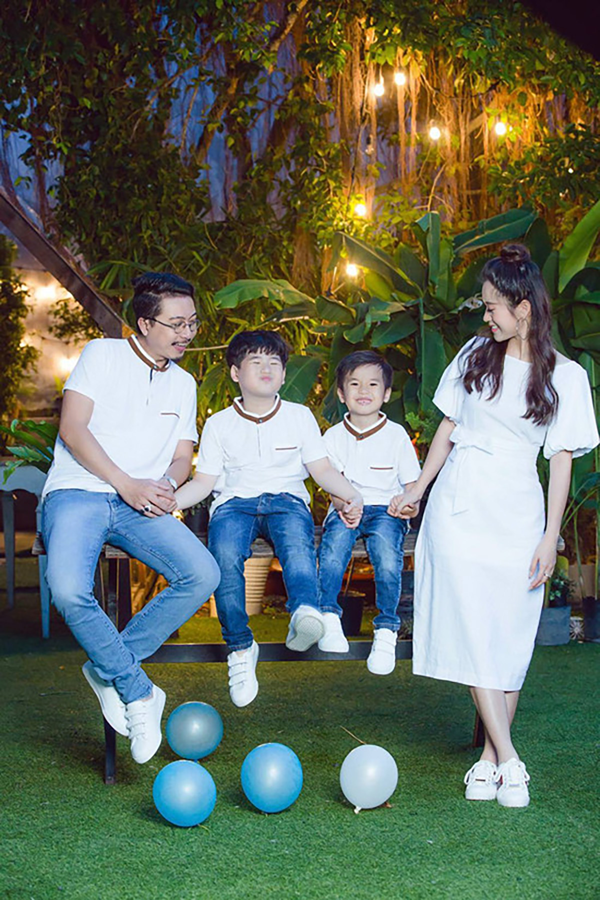 Lâm Vỹ Dạ - Hứa Minh Đạt hôn nhau ngọt ngào trước mặt 2 con trai nhân kỷ niệm 9 năm ngày cưới