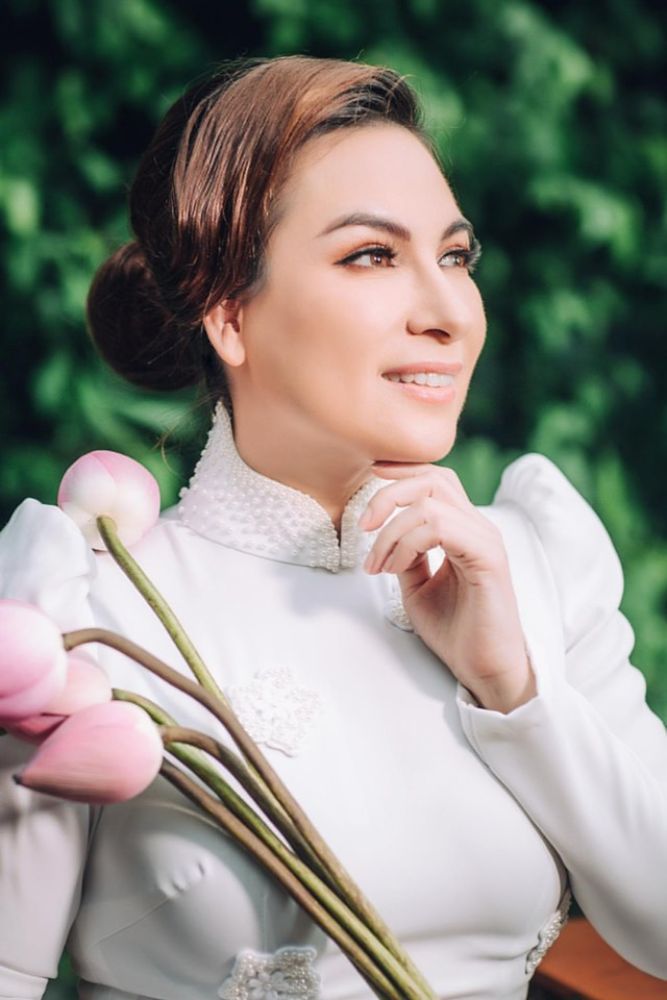 Ca sĩ Phi Nhung đội vương miện, ngồi ghế Đại sứ Áo dài Việt Nam bảng Quý bà