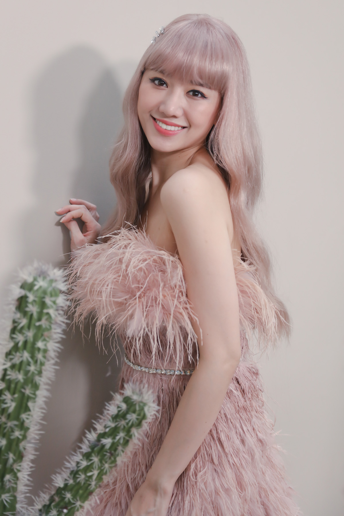“Soi” loạt trang phục hàng hiệu trị giá trăm triệu của Hari Won trong MV