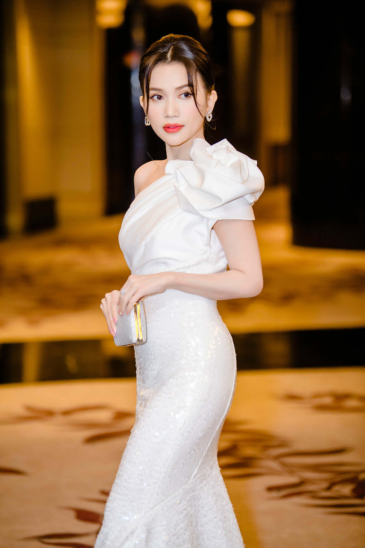 Diện váy trắng ôm sát đi sự kiện, Sĩ Thanh được ví như 'thần tiên tỉ tỉ' thứ 3 của Vbiz
