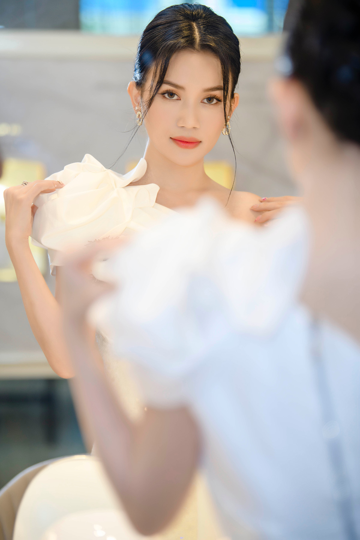 Diện váy trắng ôm sát đi sự kiện, Sĩ Thanh được ví như 'thần tiên tỉ tỉ' thứ 3 của Vbiz