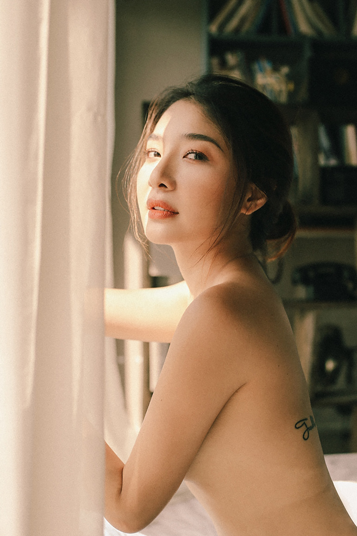 Tự nhận hết thời, Ammy Minh Khuê táo bạo bán nude trong bộ ảnh mới