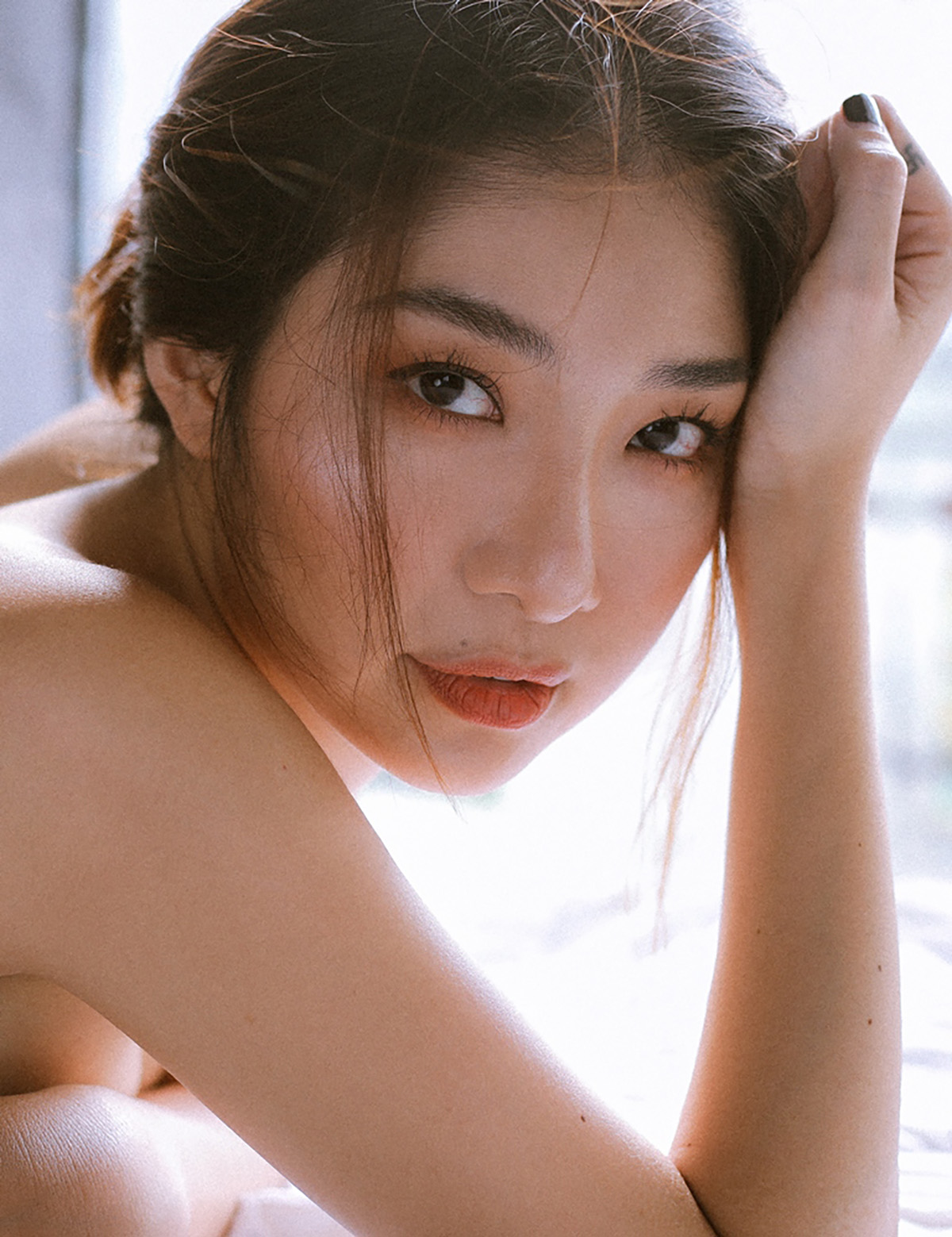 Tự nhận hết thời, Ammy Minh Khuê táo bạo bán nude trong bộ ảnh mới