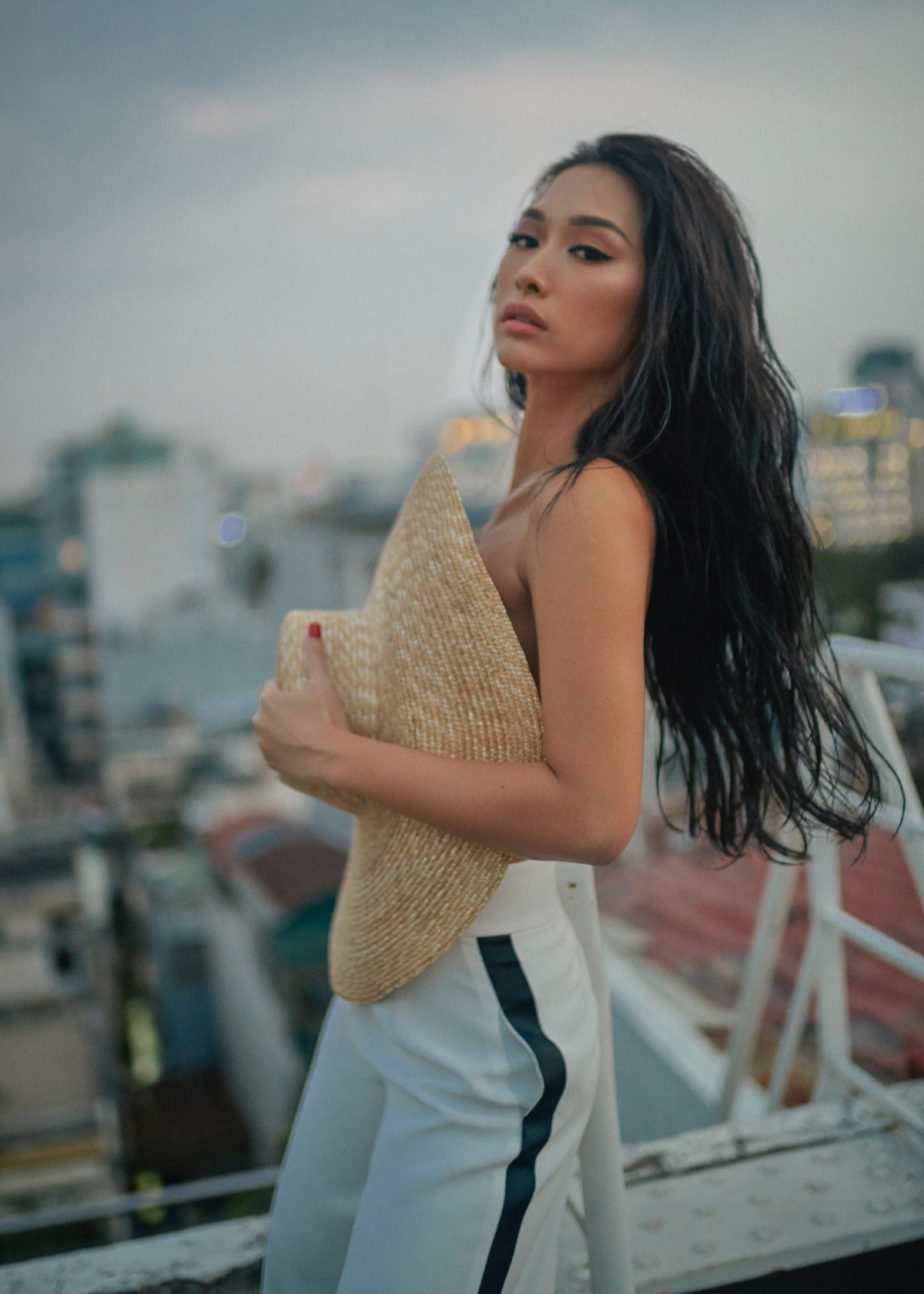 Mặc kệ lời chê khoe thân quá đà, Quỳnh Thy tiếp tục tung trailer MV nóng bỏng