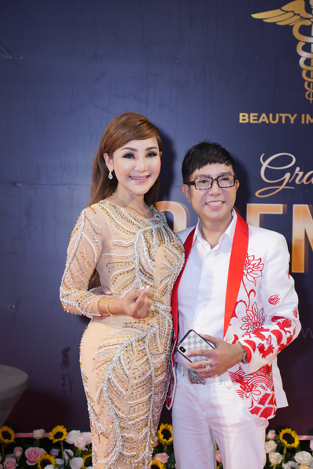 Lâm Khánh Chi và dàn sao Việt gây náo loạn đường phố khi 'đội mưa' đến mừng Cát Tuyền lên chức bà chủ