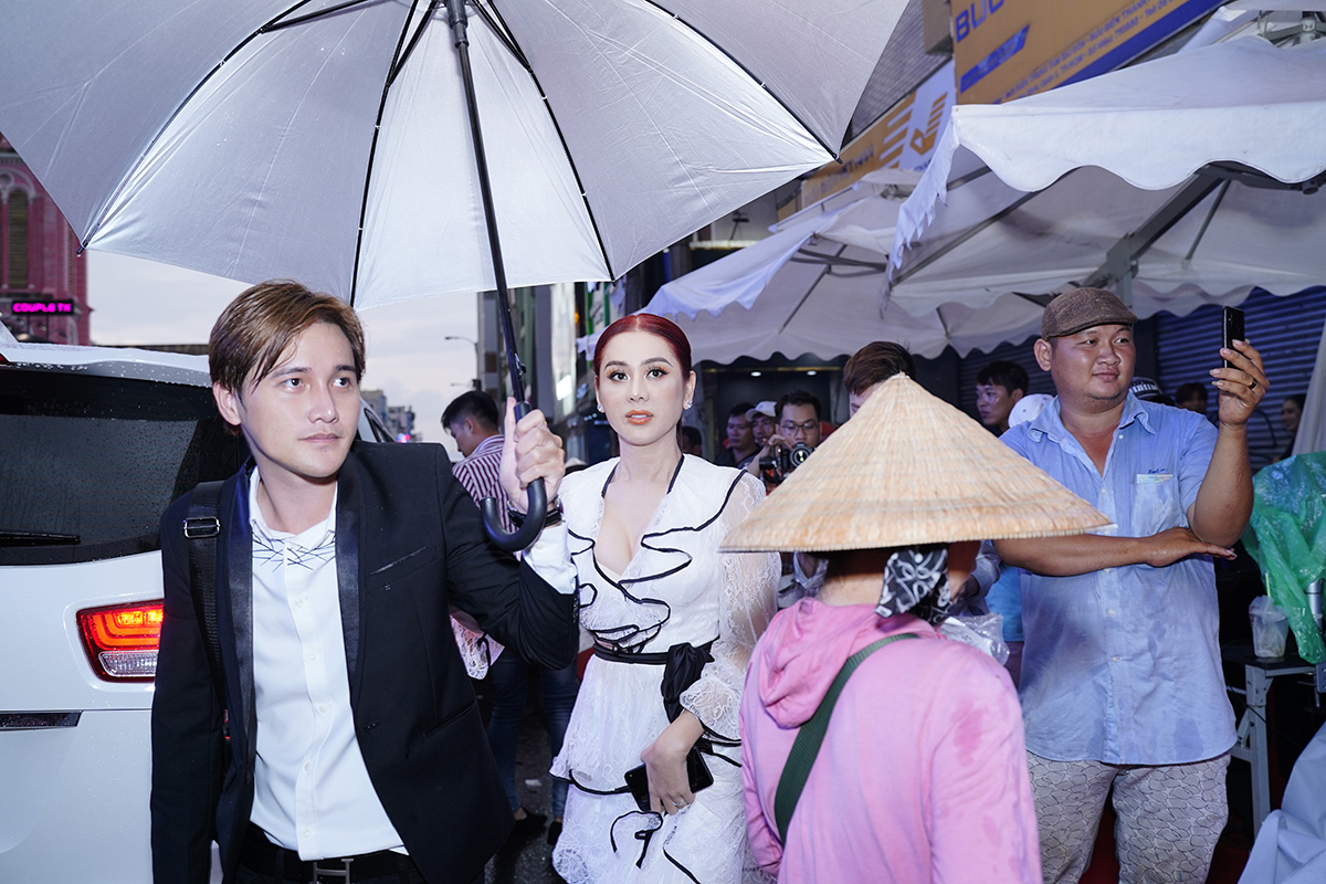 Lâm Khánh Chi và dàn sao Việt gây náo loạn đường phố khi 'đội mưa' đến mừng Cát Tuyền lên chức bà chủ