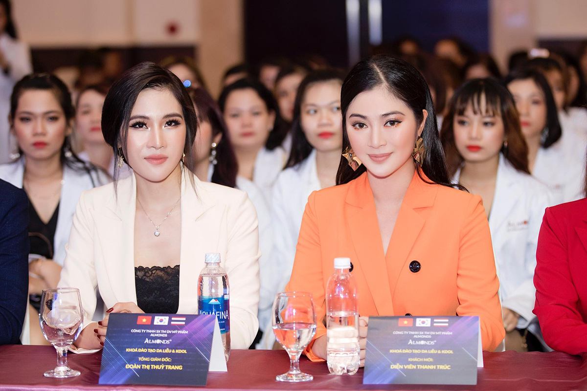 Thanh Trúc vẫn gợi cảm, cuốn hút dù diện vest kín bưng đi sự kiện