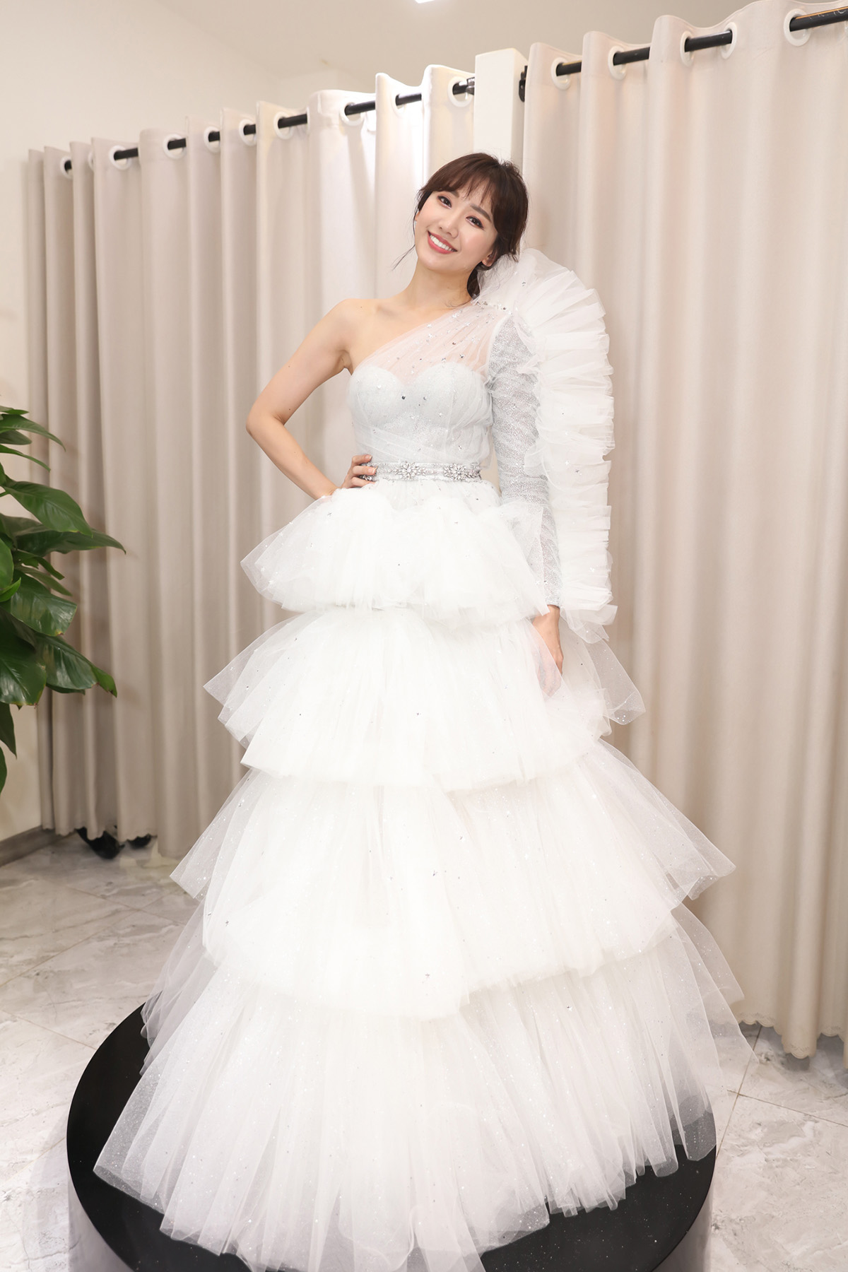 Hari Won 'chịu chơi' chi hàng trăm triệu đồng tiền trang phục cho Concert