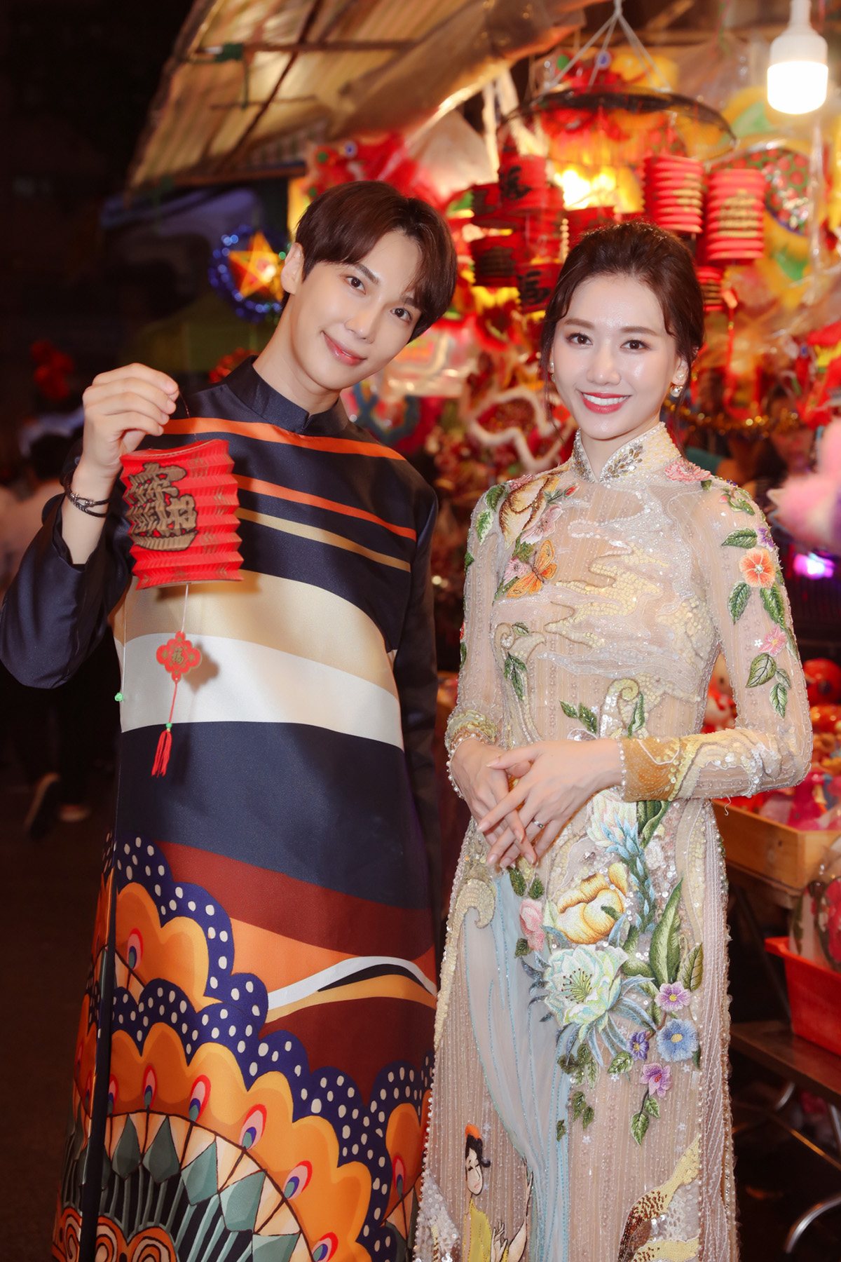 Cặp đôi Hari Won - Park Jung Min khiến fan 'bấn loạn' khi diện áo dài đôi chụp ảnh Trung Thu