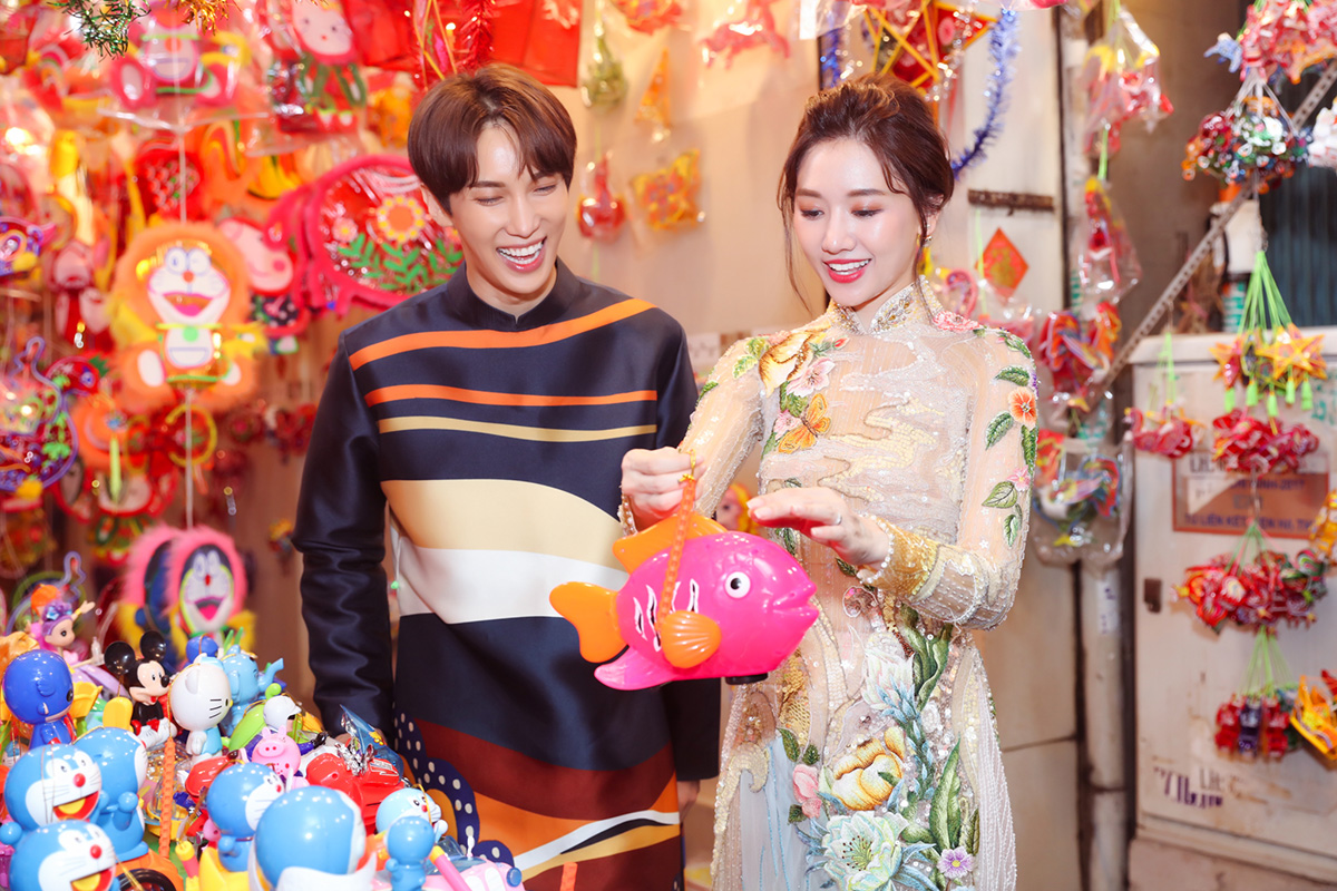 Cặp đôi Hari Won - Park Jung Min khiến fan 'bấn loạn' khi diện áo dài đôi chụp ảnh Trung Thu