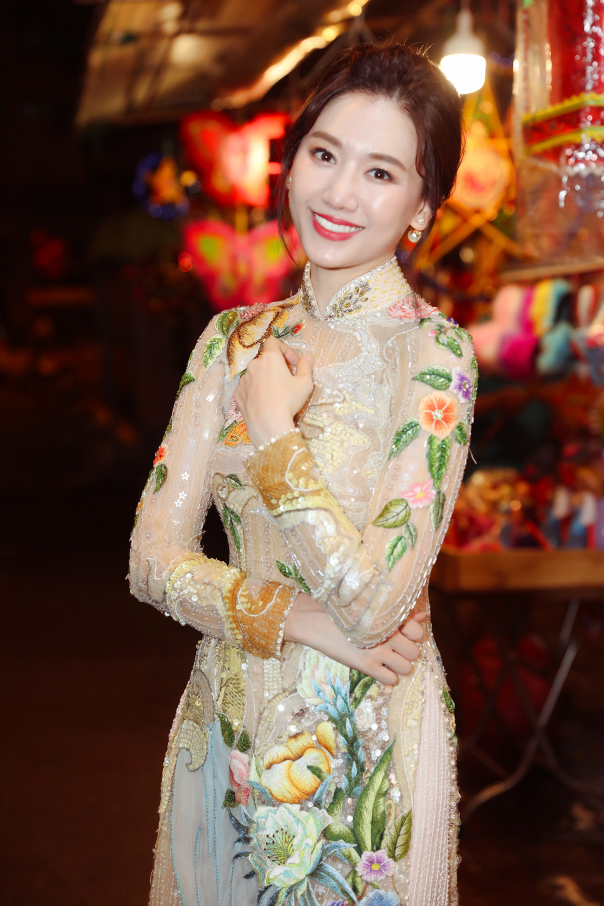 Cặp đôi Hari Won - Park Jung Min khiến fan 'bấn loạn' khi diện áo dài đôi chụp ảnh Trung Thu