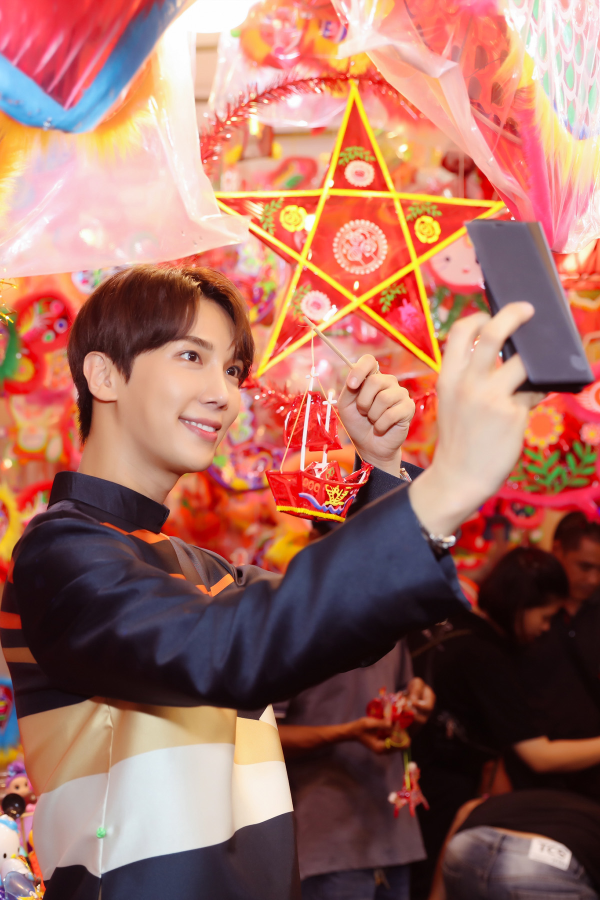 Cặp đôi Hari Won - Park Jung Min khiến fan 'bấn loạn' khi diện áo dài đôi chụp ảnh Trung Thu