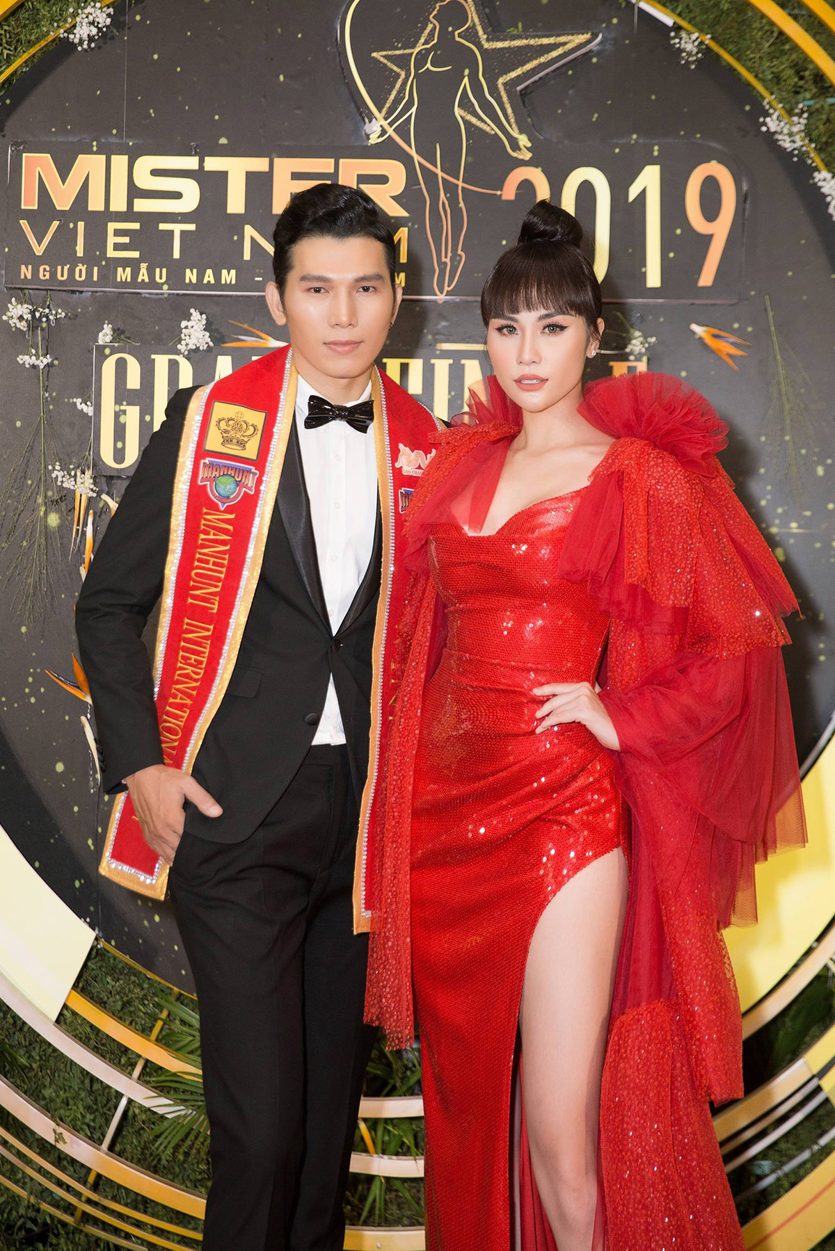 Á hậu Hoàng Hạnh lần đầu thử nghiệm với mái ngang, lên đồ chặt chém đi thảm đỏ