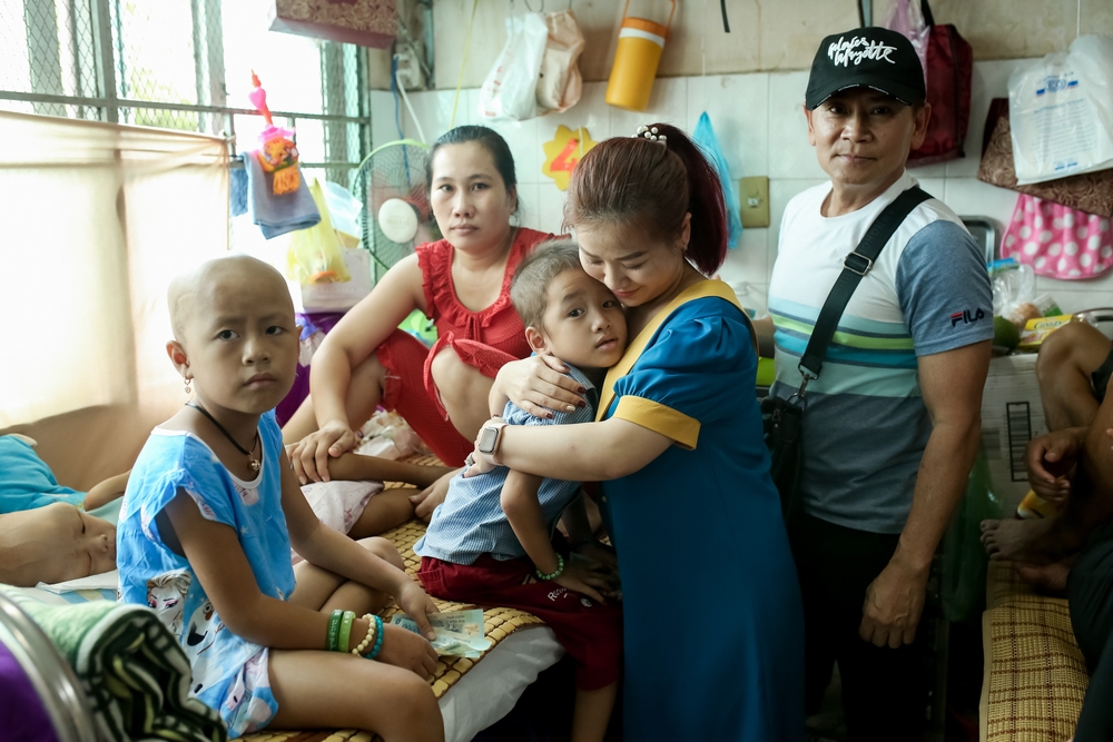 Kiều Linh xúc động nhớ về quãng thời gian khó khăn khi đi làm từ thiện