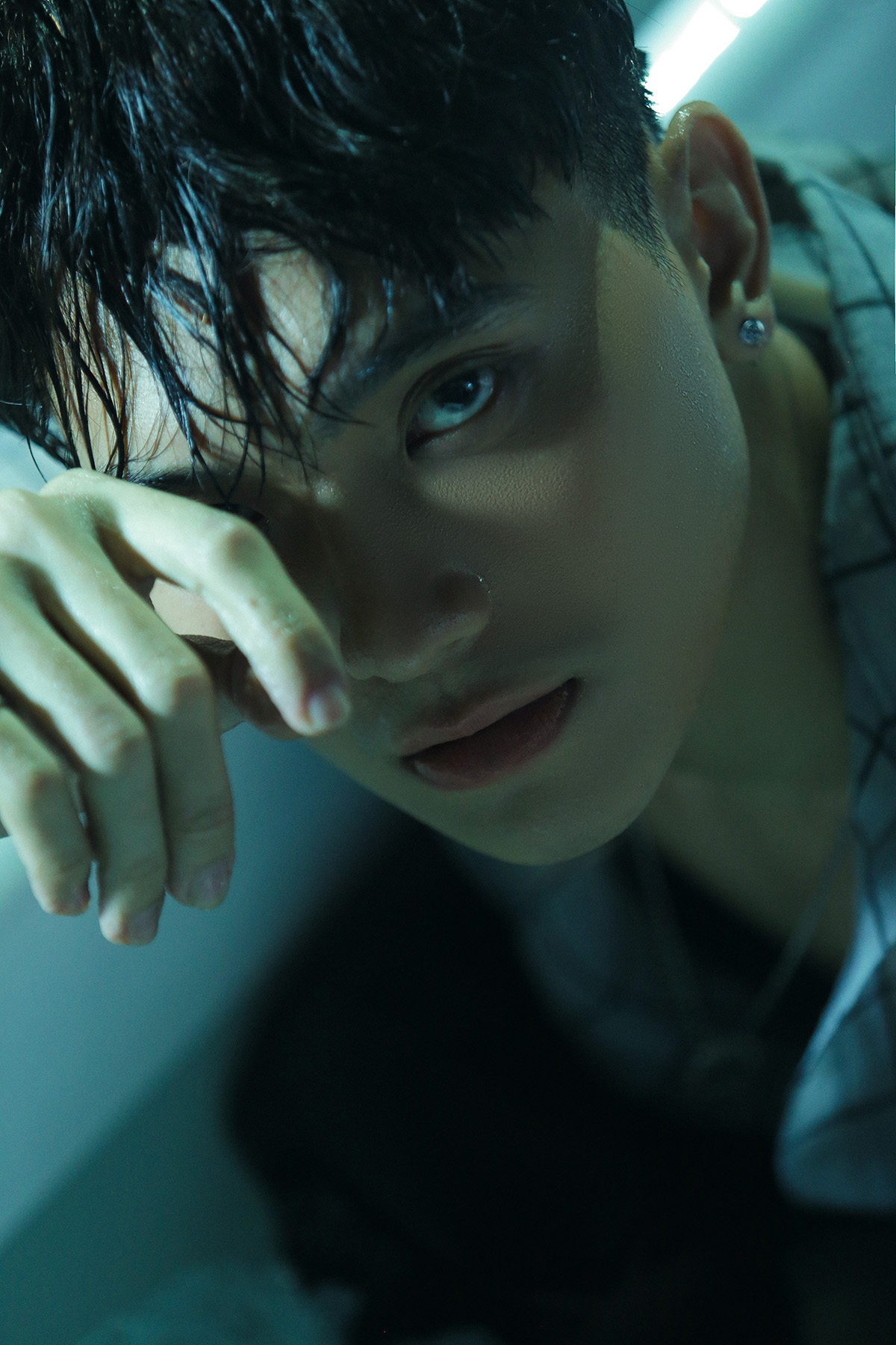 Neon - chàng ca sĩ mới điển trai, chào sân với MV chất lừ 'Tựa làn khói'