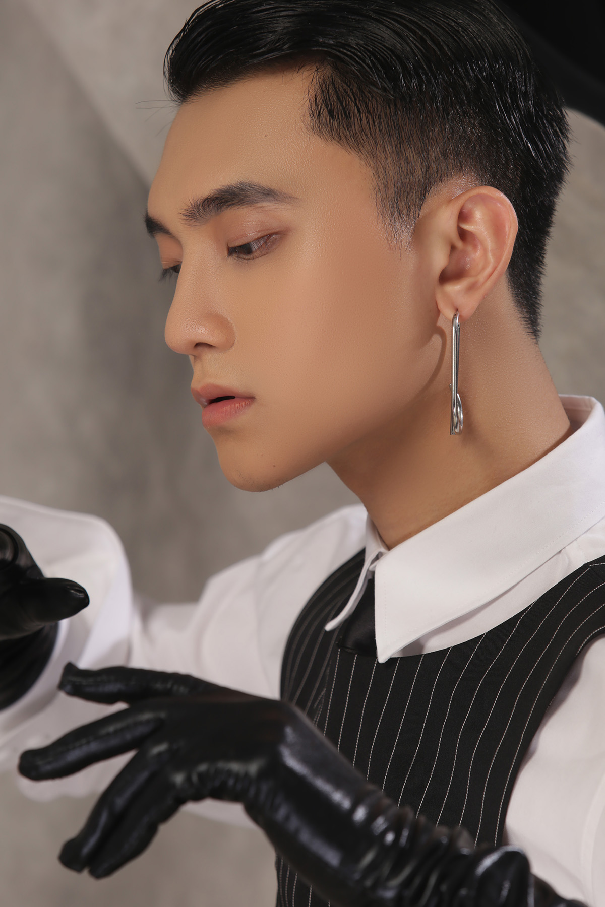 Neon - chàng ca sĩ mới điển trai, chào sân với MV chất lừ 'Tựa làn khói'