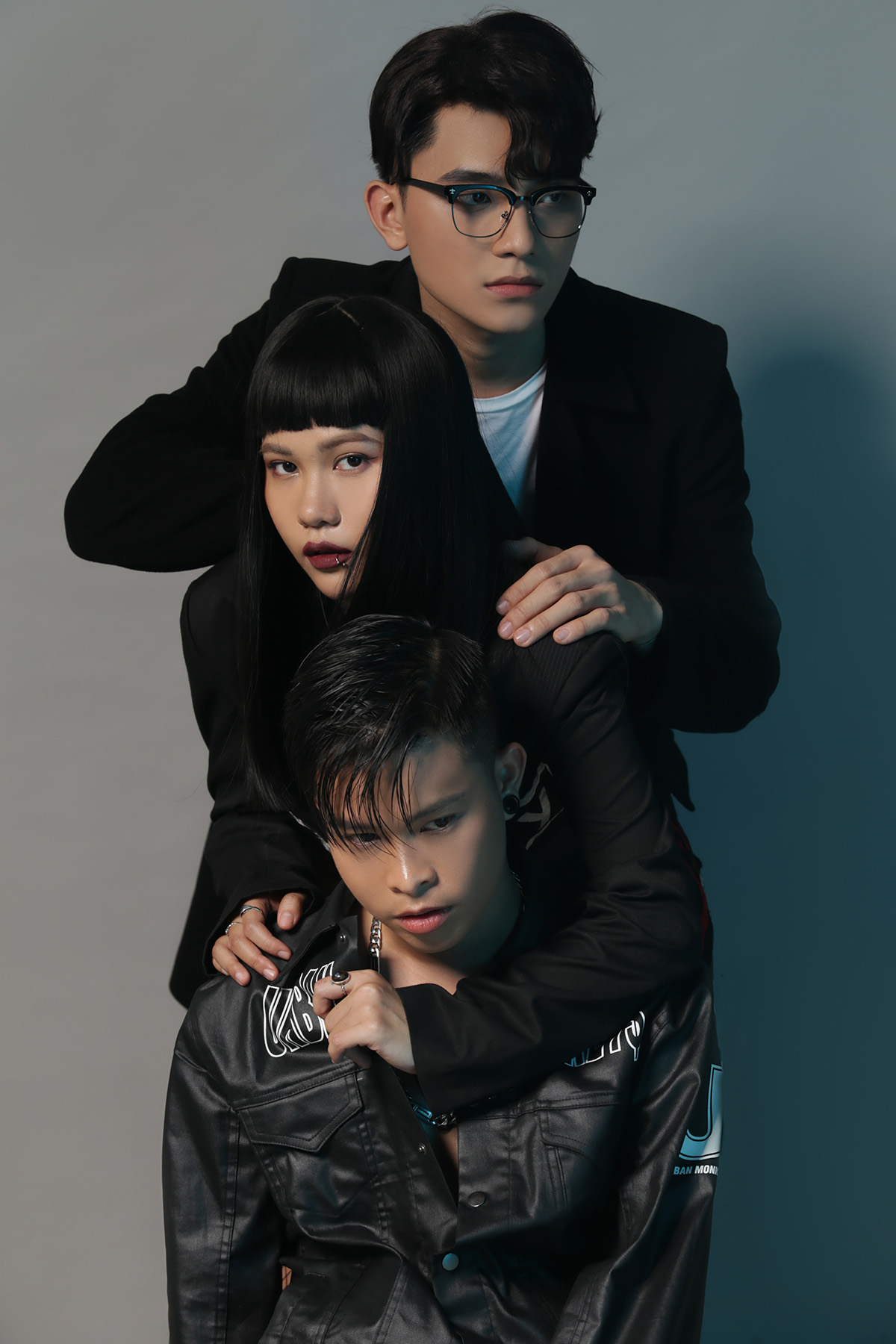 Neon - chàng ca sĩ mới điển trai, chào sân với MV chất lừ 'Tựa làn khói'