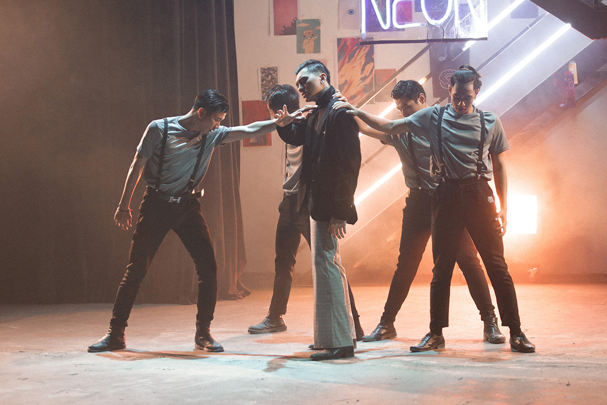 Neon - chàng ca sĩ mới điển trai, chào sân với MV chất lừ 'Tựa làn khói'