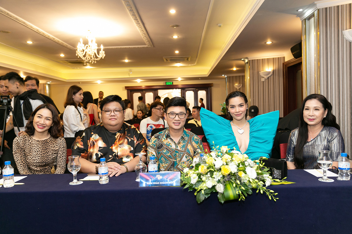 Hồ Ngọc Hà ngồi ghế nóng 'Gương mặt thân quen 2019' khiến dàn thí sinh háo hức