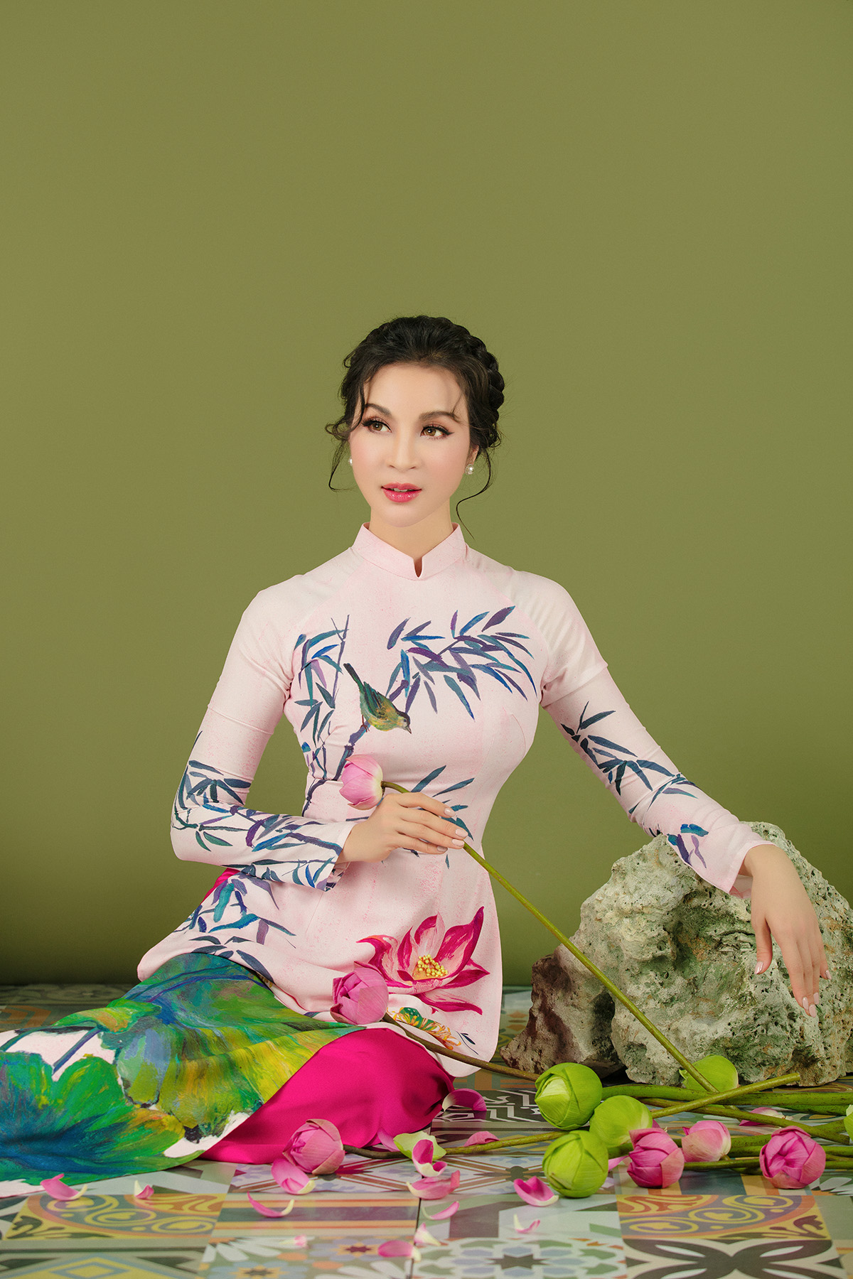 MC Thanh Mai diện áo dài truyền thống kỷ niệm 19 năm đóng phim 'Cô thủ môn tội nghiệp'