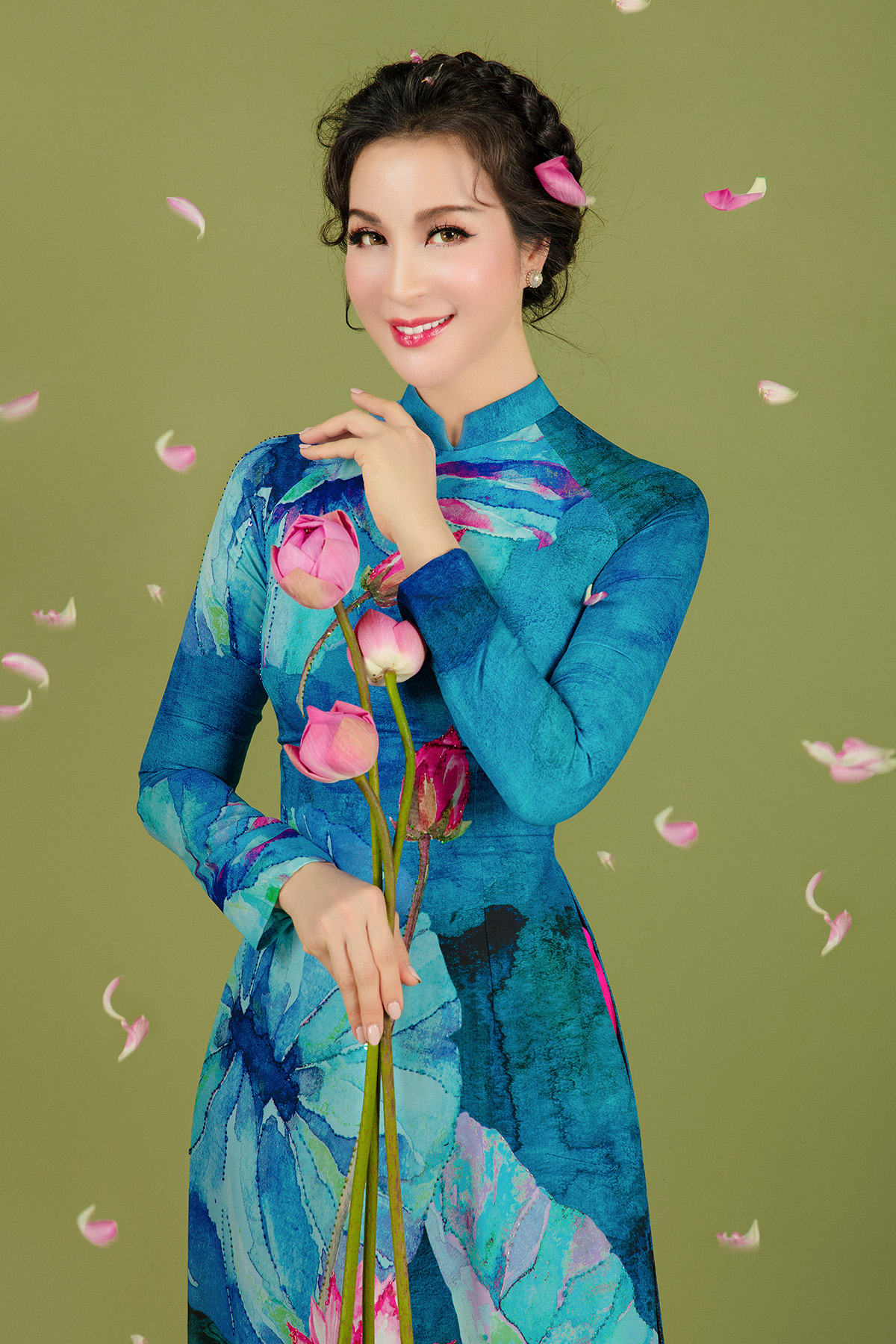 MC Thanh Mai diện áo dài truyền thống kỷ niệm 19 năm đóng phim 'Cô thủ môn tội nghiệp'