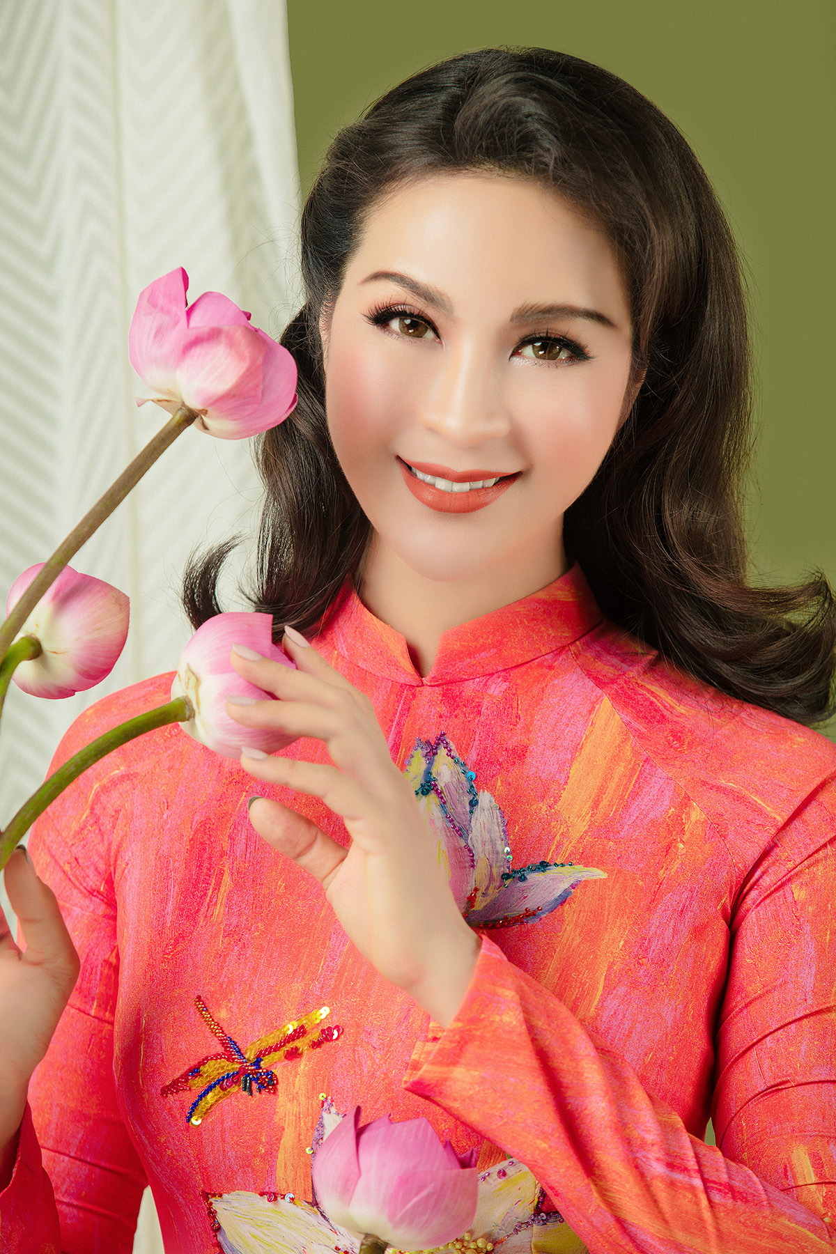 MC Thanh Mai diện áo dài truyền thống kỷ niệm 19 năm đóng phim 'Cô thủ môn tội nghiệp'