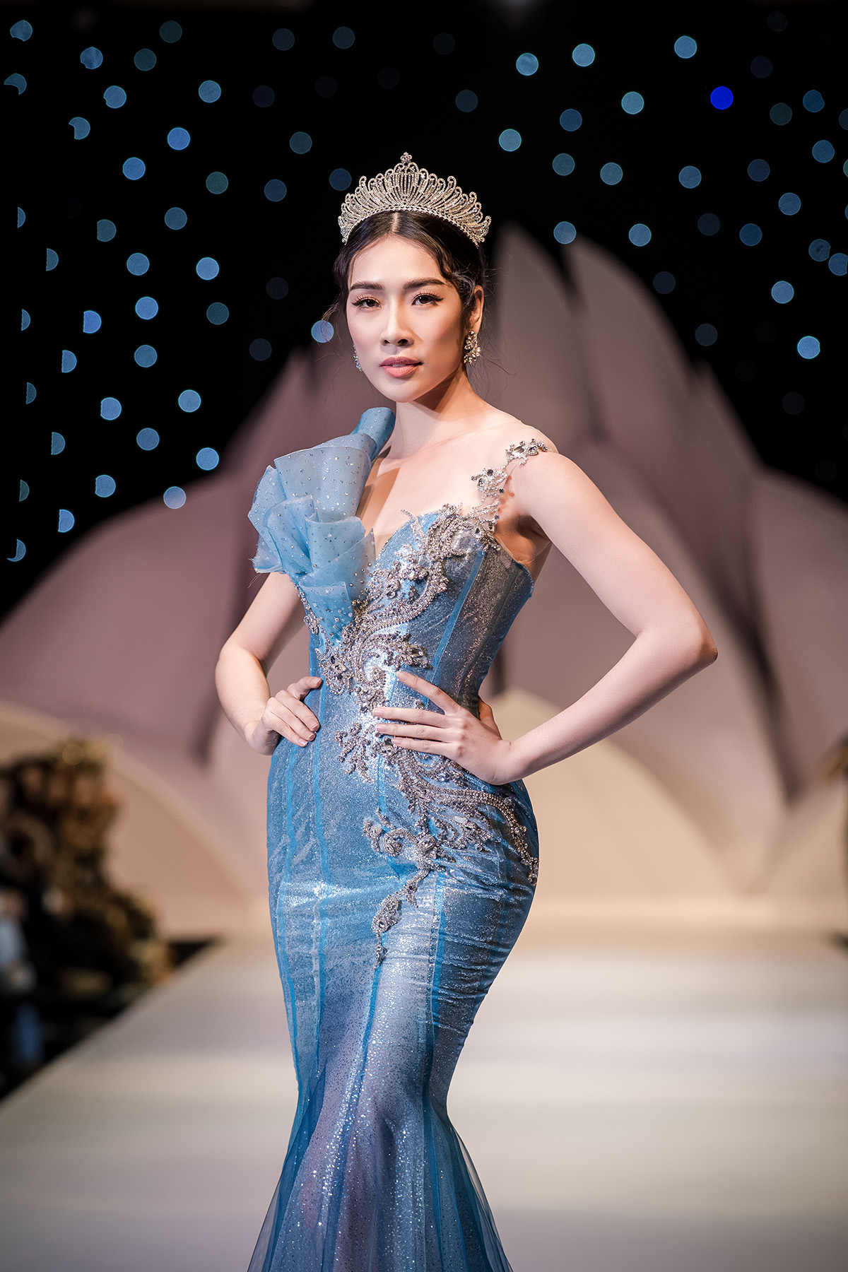Á hậu Huyền My trở thành vedette như nữ hoàng trên sàn diễn thời trang