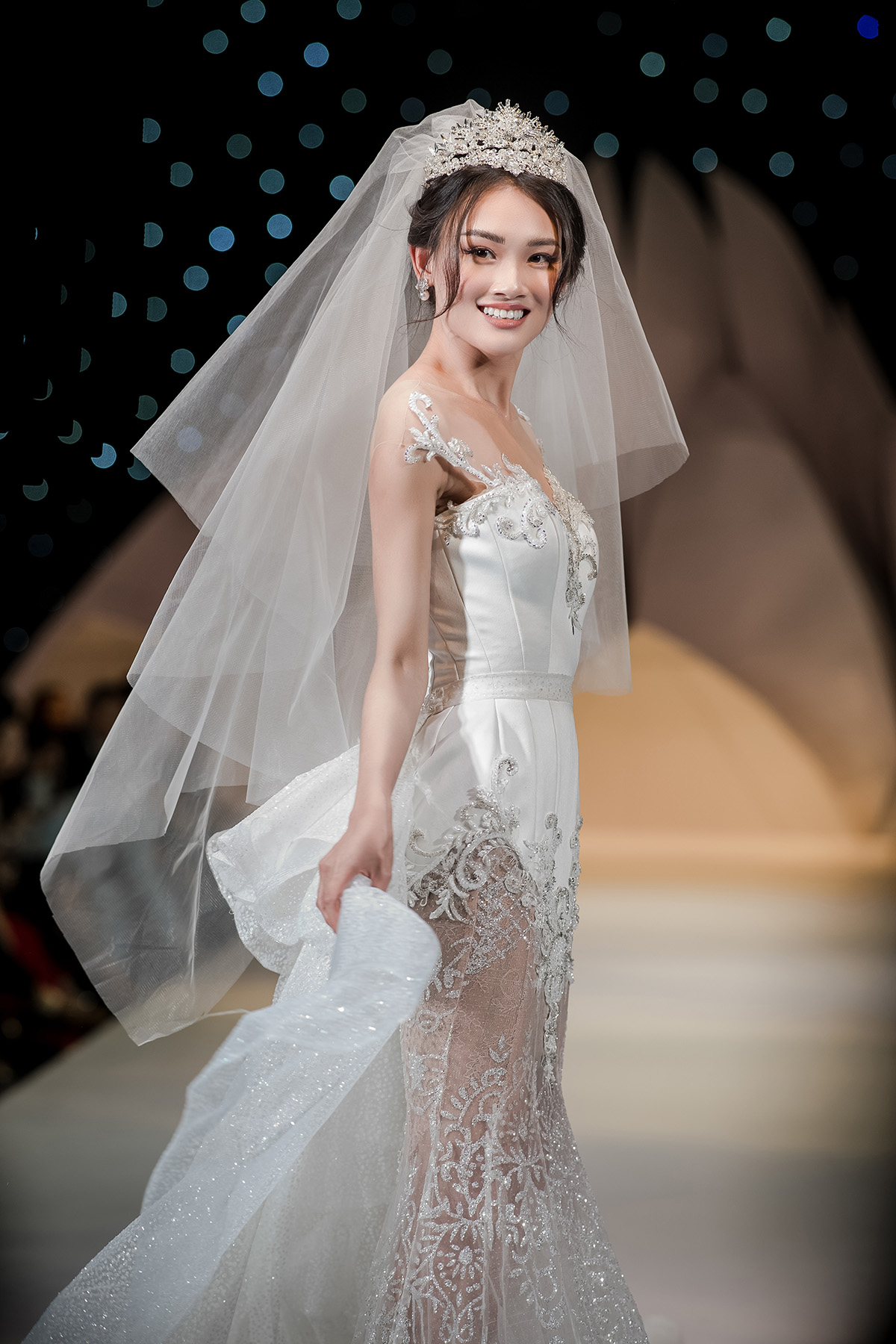Á hậu Huyền My trở thành vedette như nữ hoàng trên sàn diễn thời trang