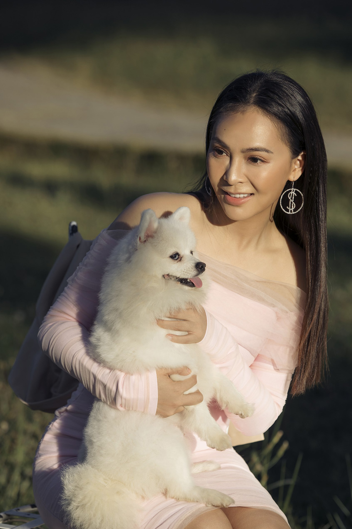 Diện trang phục thu đông vừa gợi cảm, vừa ấm áp như Trần Mỹ Ngọc