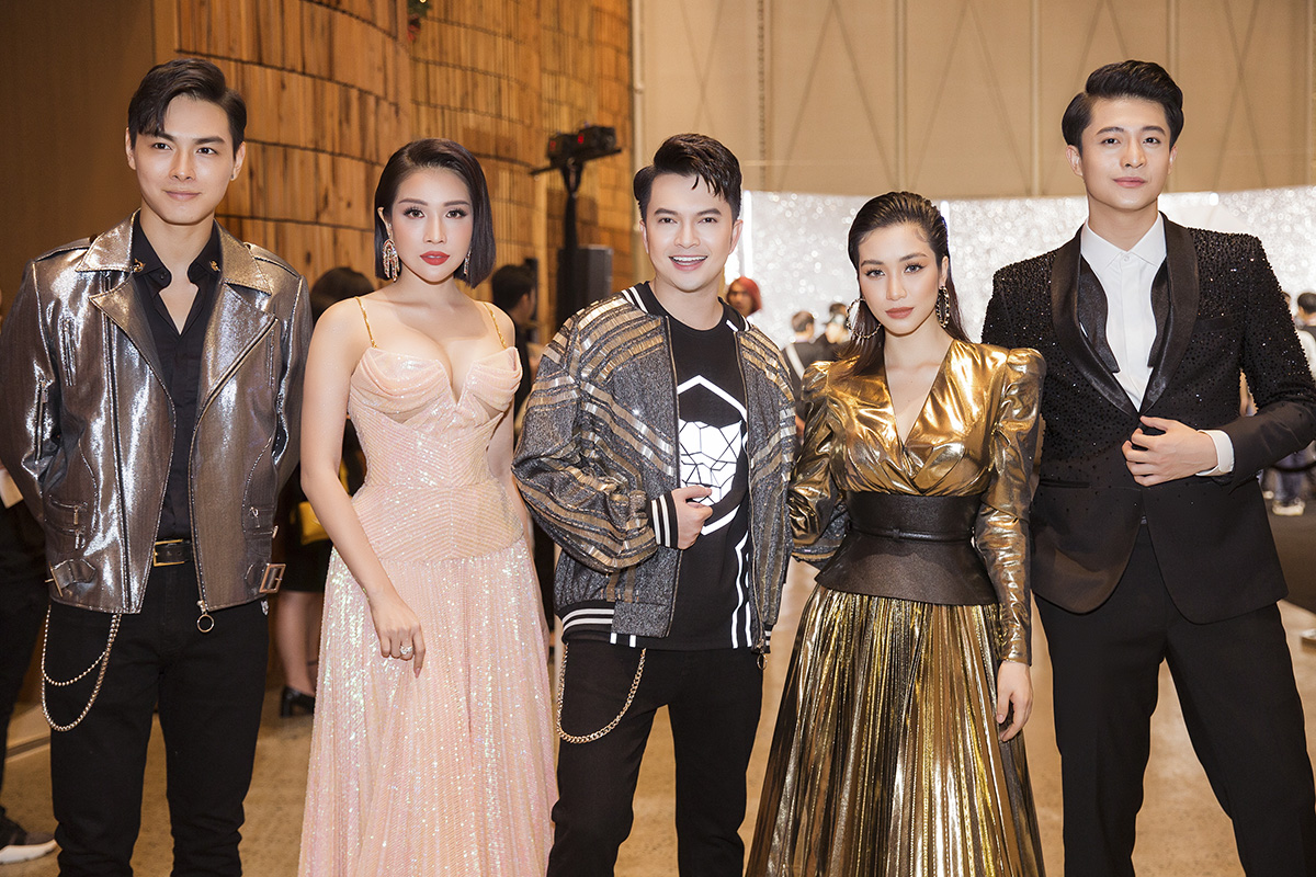 Nam Cường lột xác trẻ trung, cá tính đi xem show thời trang Chung Thanh Phong