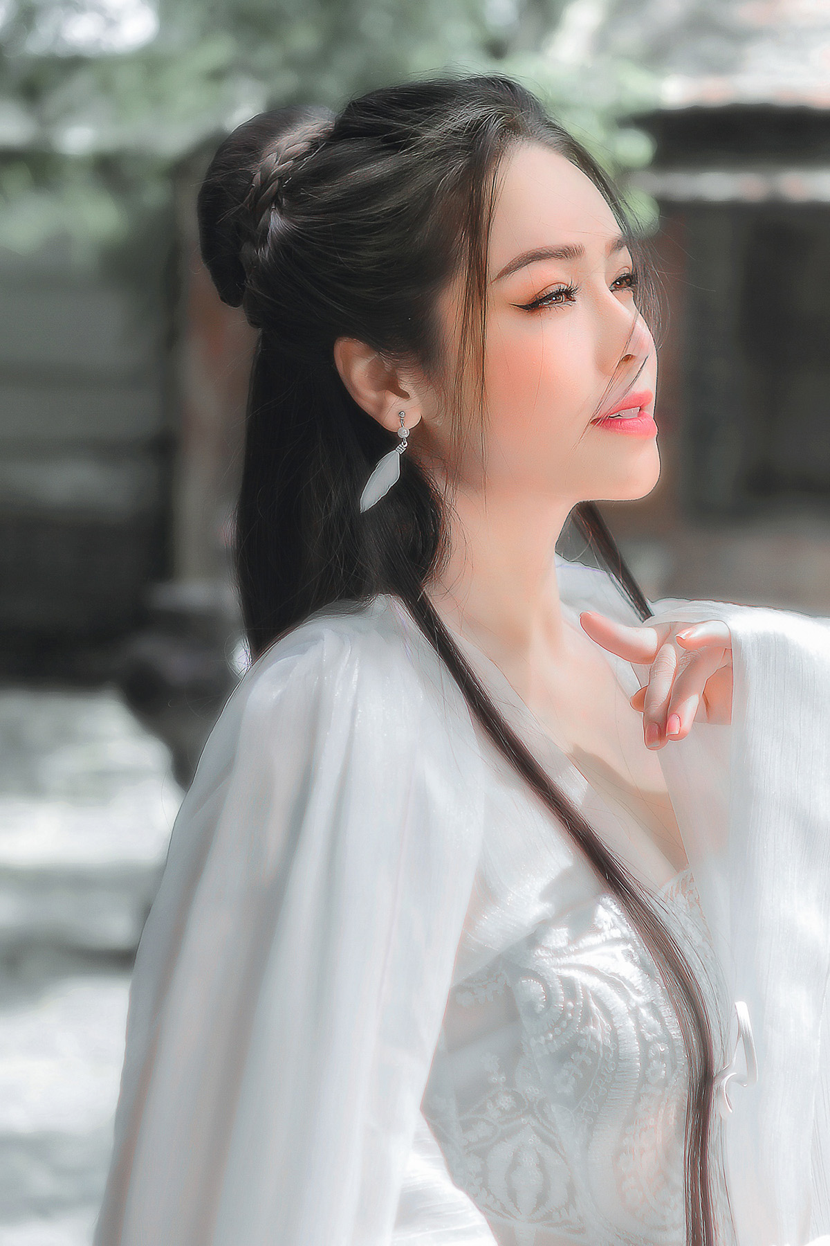 Sau bao nhiêu sóng gió, đố ai có thể khiến Nhật Kim Anh bớt xinh đẹp và quyến rũ
