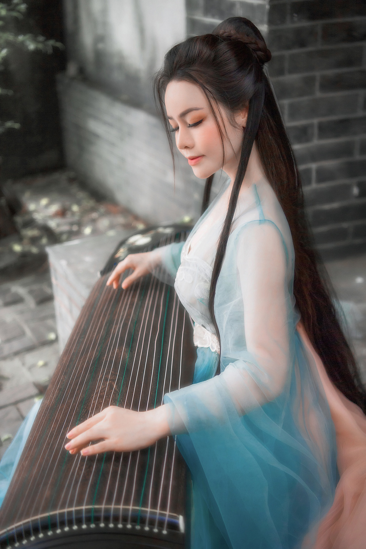 Sau bao nhiêu sóng gió, đố ai có thể khiến Nhật Kim Anh bớt xinh đẹp và quyến rũ