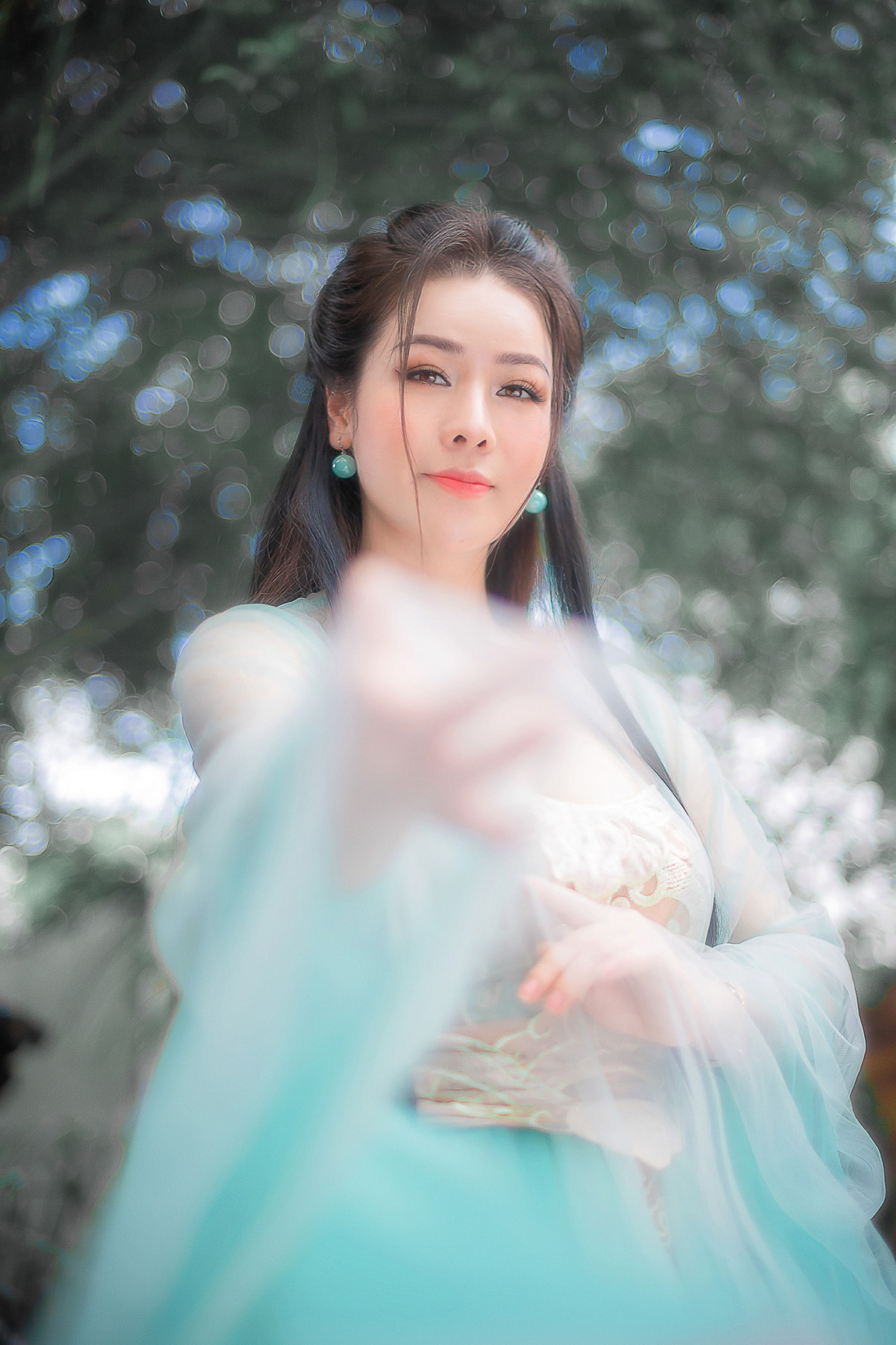 Sau bao nhiêu sóng gió, đố ai có thể khiến Nhật Kim Anh bớt xinh đẹp và quyến rũ