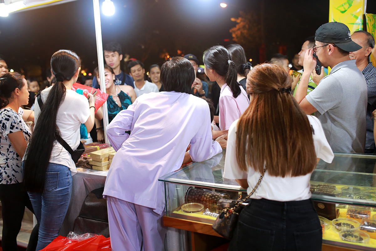 Trước ngày về quê ăn Tết, Ánh Linh phụ ba nuôi Hoài Linh chuẩn bị khai trương gian hàng trầm hương