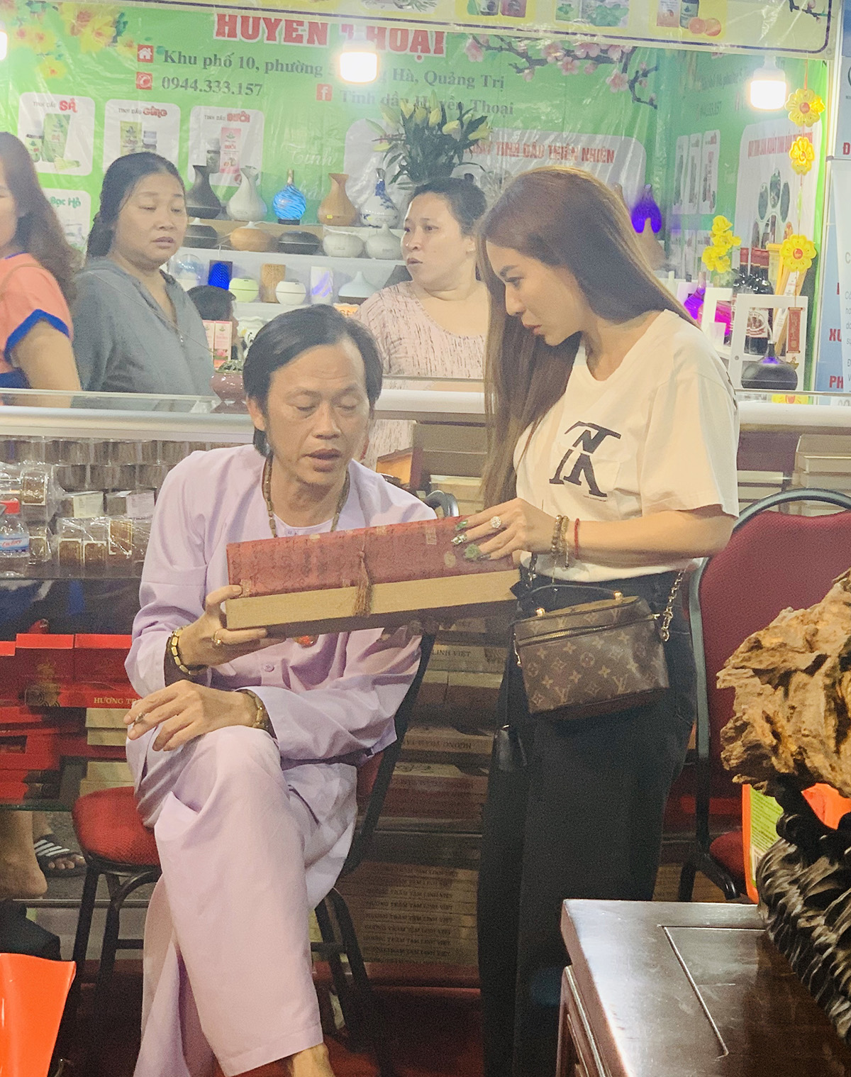 Trước ngày về quê ăn Tết, Ánh Linh phụ ba nuôi Hoài Linh chuẩn bị khai trương gian hàng trầm hương
