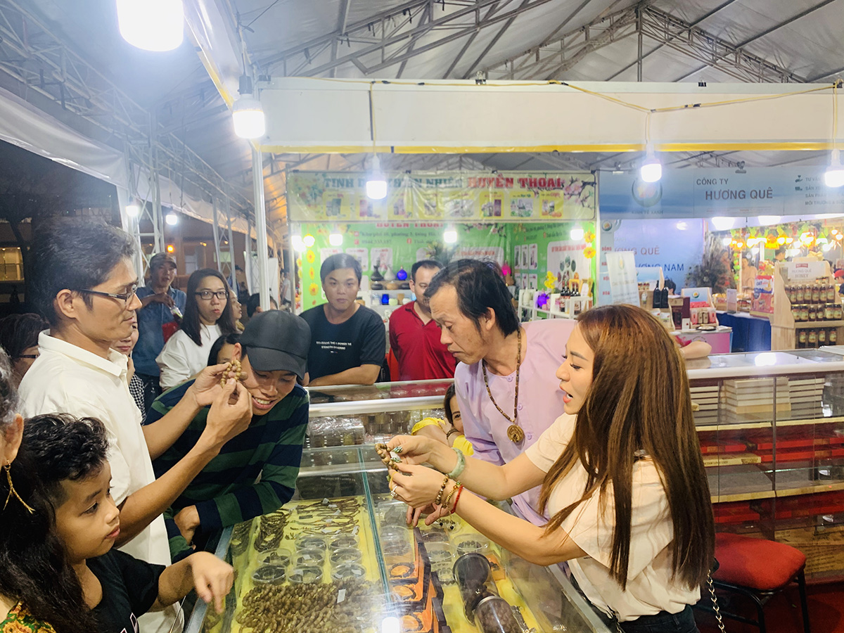 Trước ngày về quê ăn Tết, Ánh Linh phụ ba nuôi Hoài Linh chuẩn bị khai trương gian hàng trầm hương